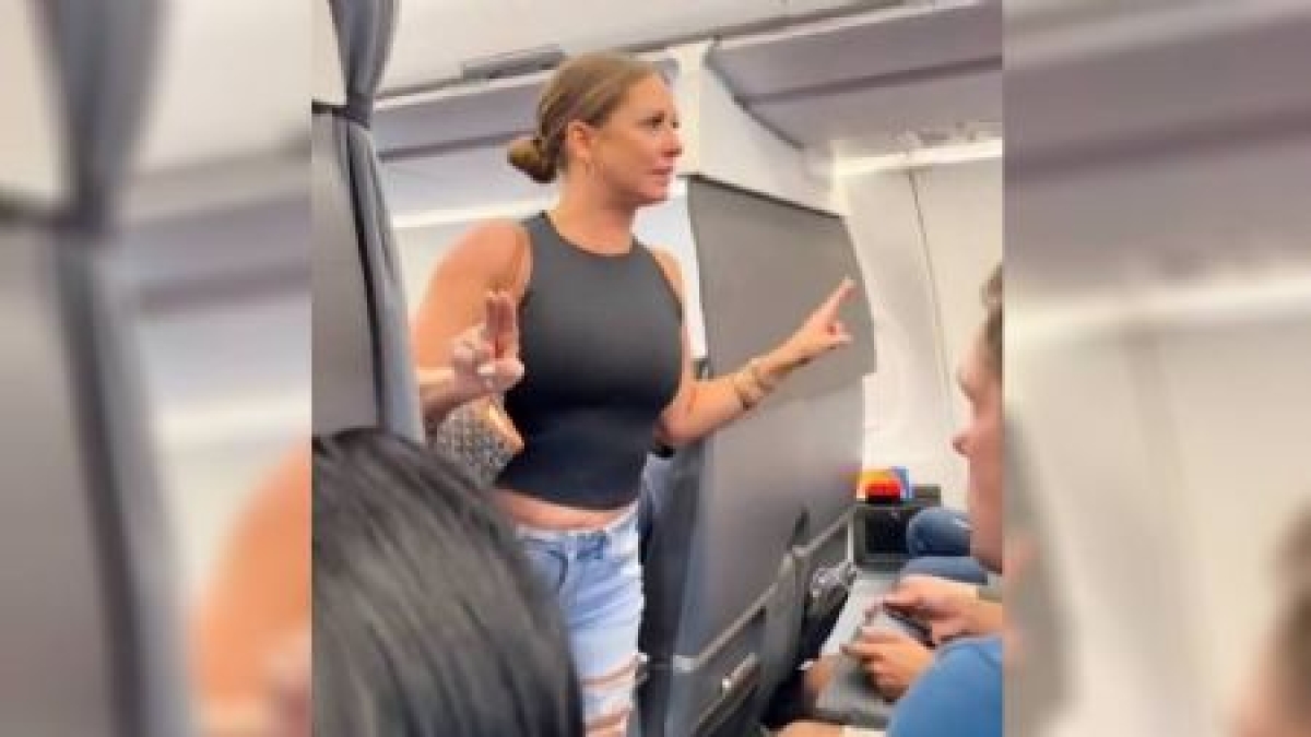 Mujer entra en crisis en avión y alerta a los pasajeros