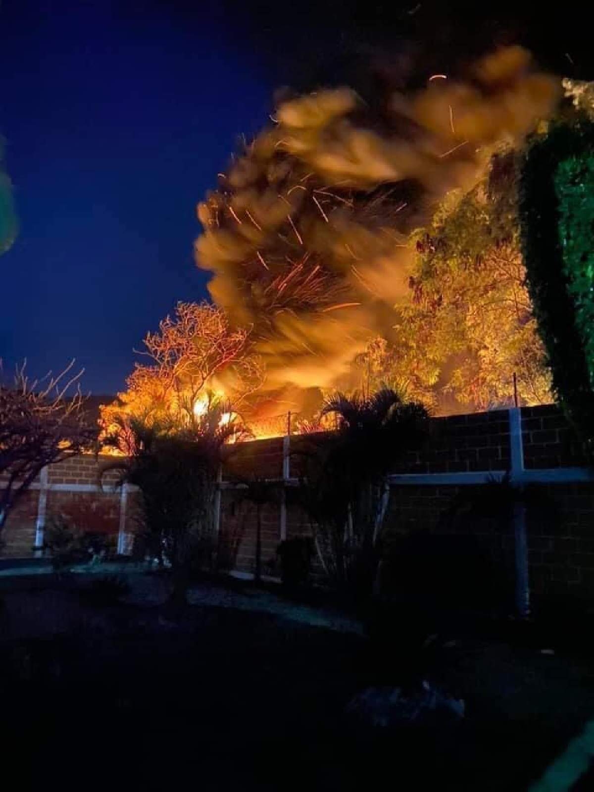 Arden 17 vehículos durante un incendio