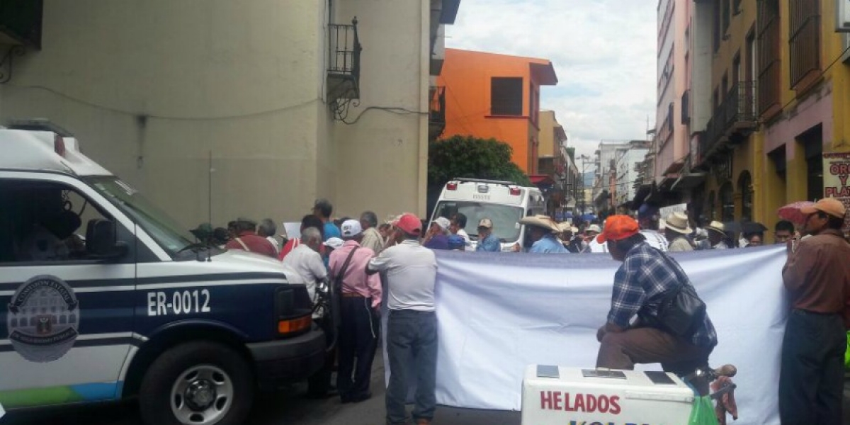Se manifiestan habitantes de Cuernavaca en el Congreso local