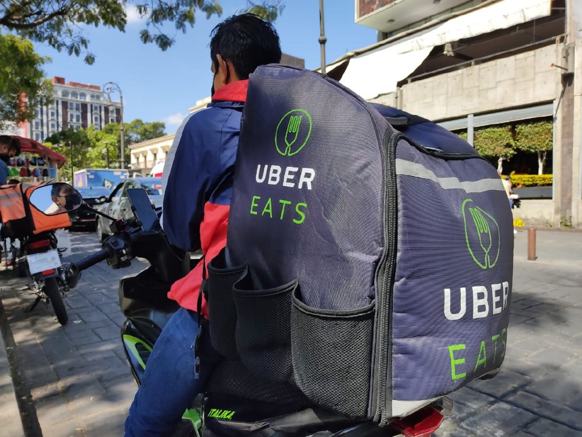 Es repartidor de Uber Eats, pero su sueño es ser empresario