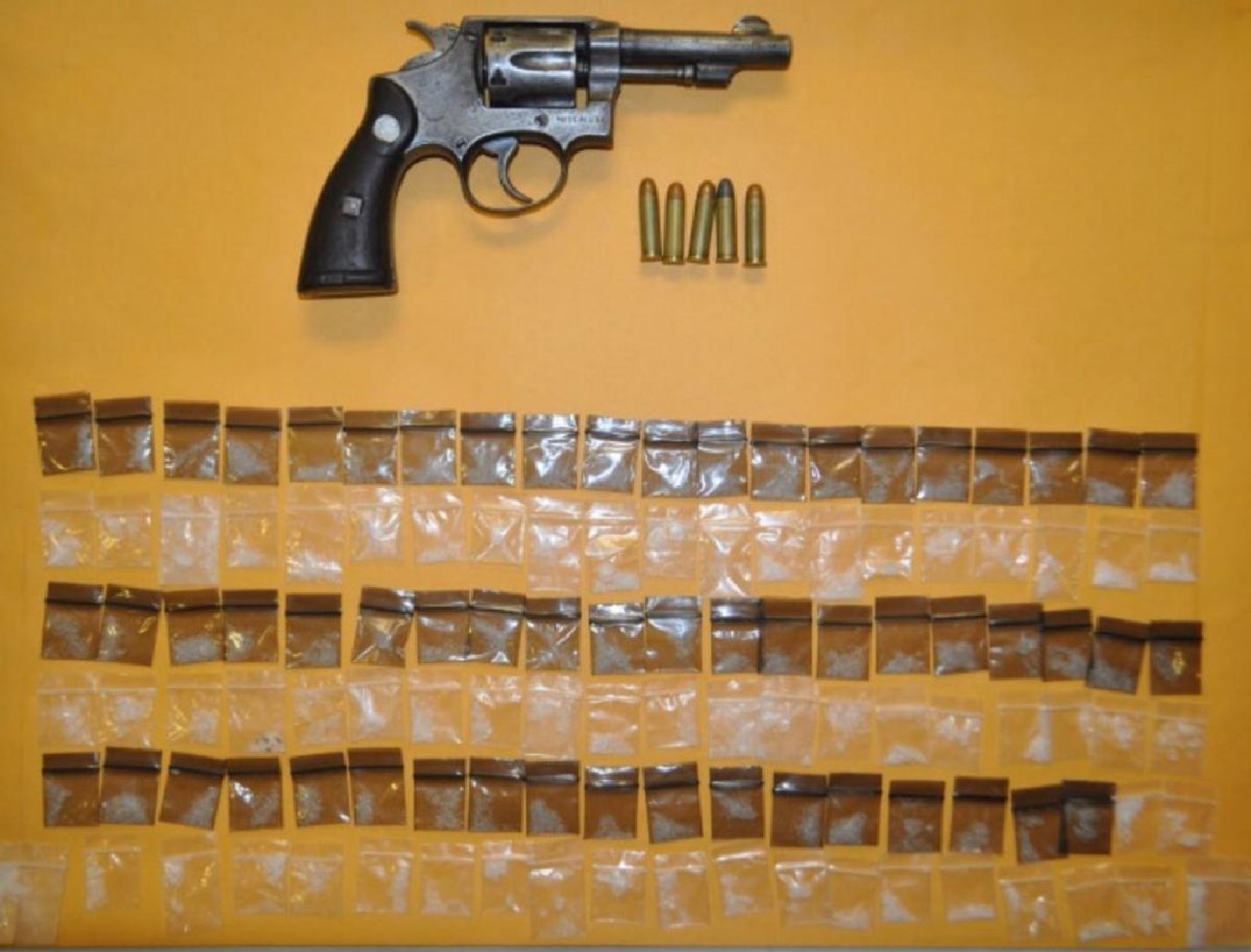 Llevaban droga y una pistola