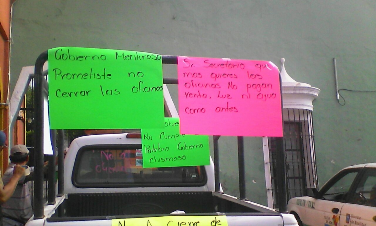Amagan con quemar vehículos oficiales por cierre de oficinas en Jonacatepec