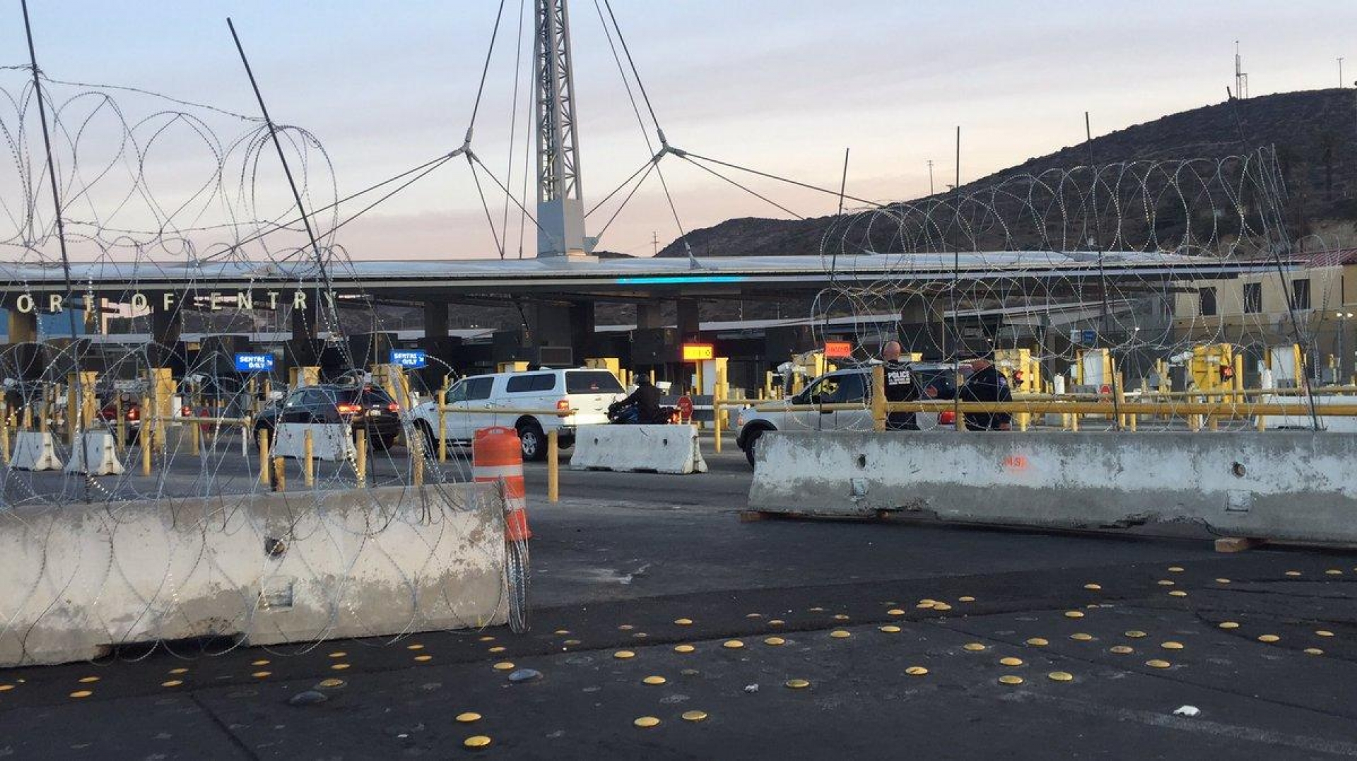 EU refuerza seguridad en garita San Ysidro tras llegada de migrantes