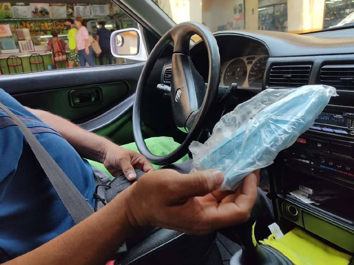 Taxista obsequia cubrebocas a sus clientes