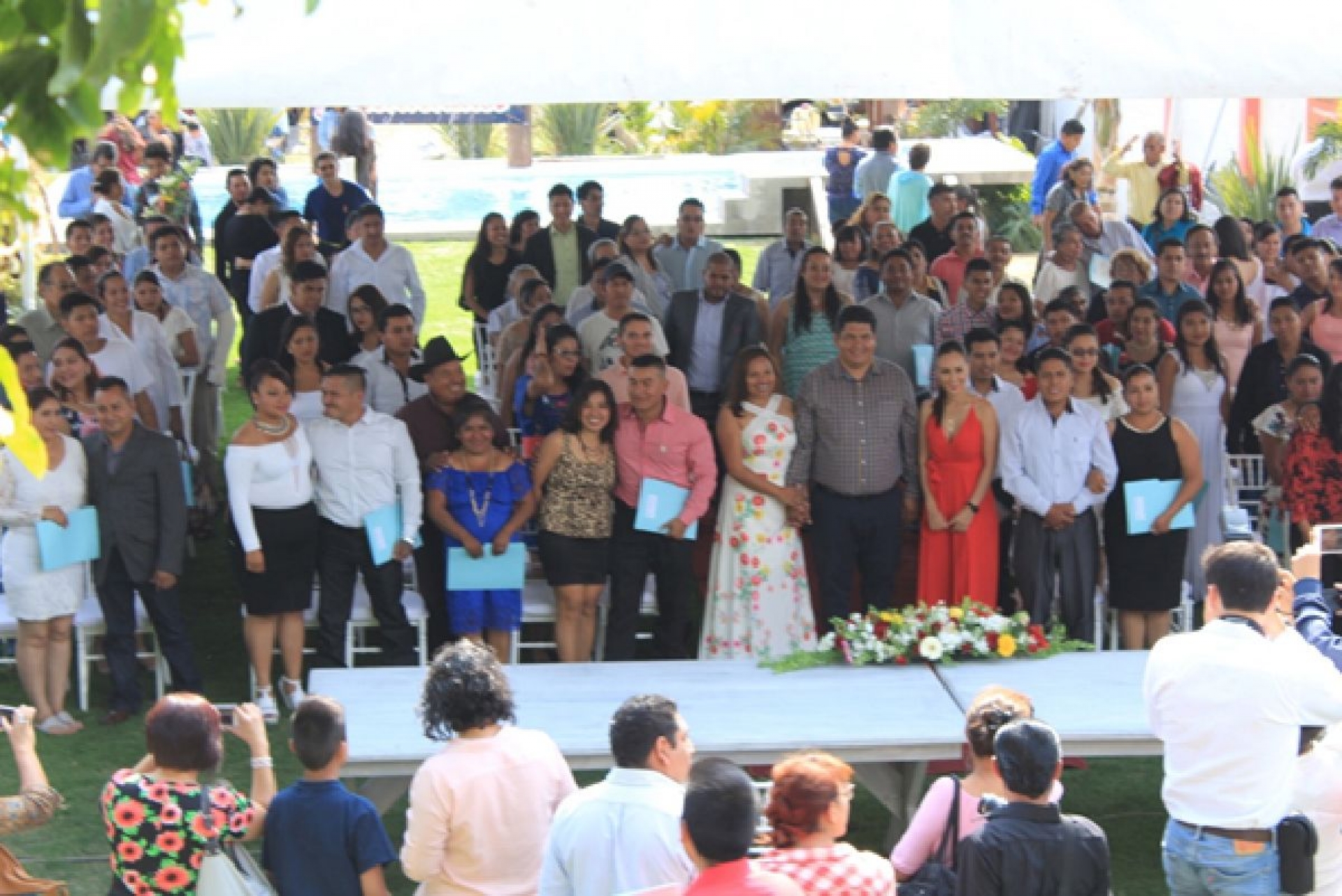 Acompañan Francisco Sánchez y Liliana Carrasco a 50 parejas en el día de su boda