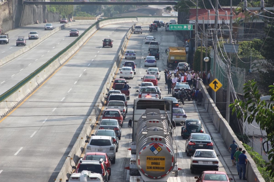 Por culpa de la SCT, vecinos bloquearon un carril del Paso Exprés