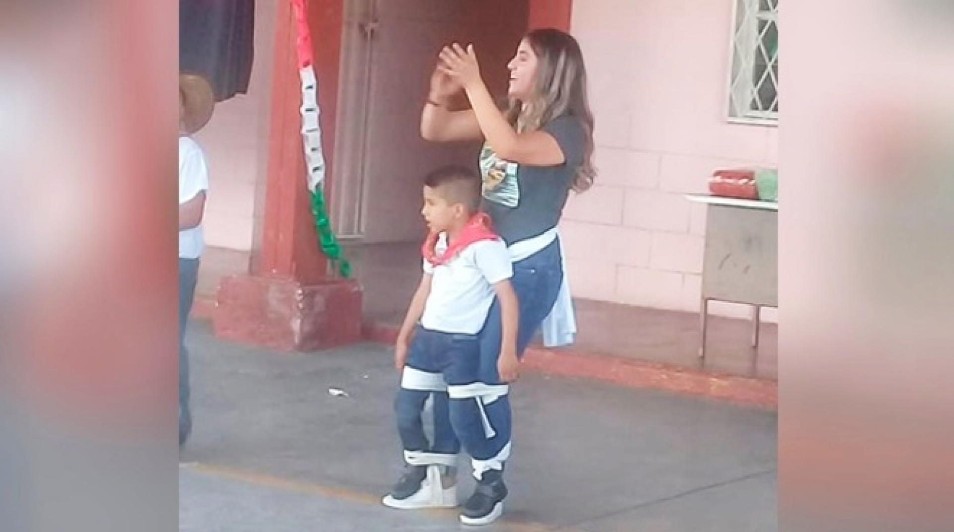 ¡Maestra del año! Le cumple el sueño a niño para bailar en el festival de su escuela