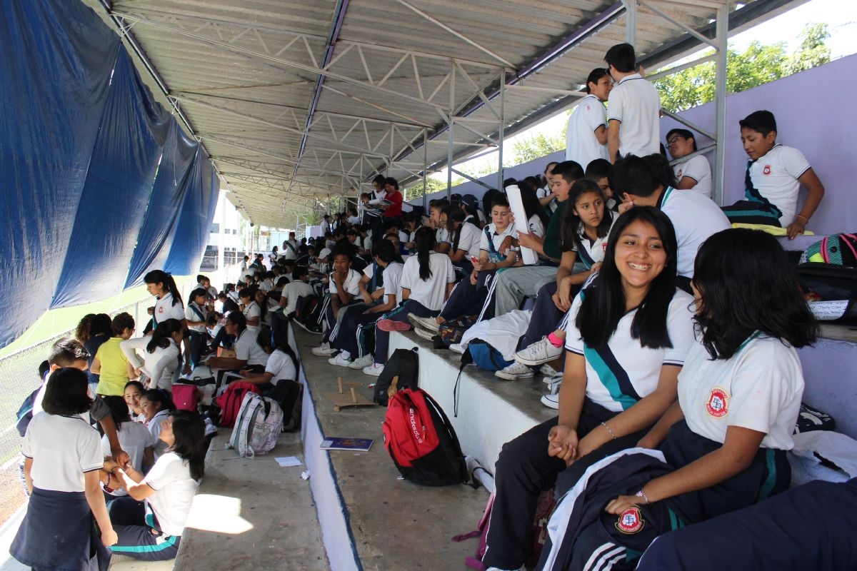 Exigen lonas para escuelas que perdieron sus edificios