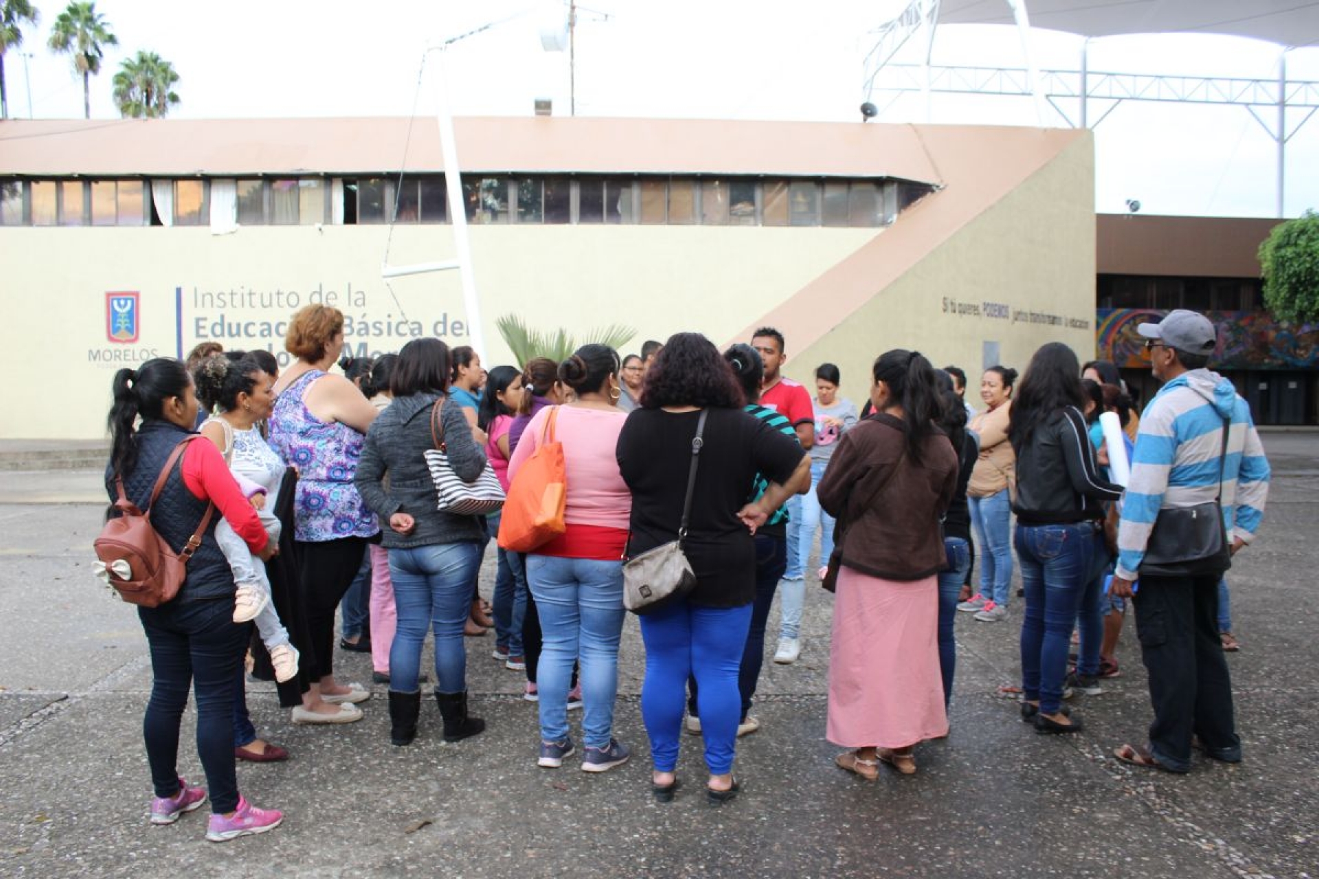 Persisten las protestas ante el IEBEM por la falta de profesores