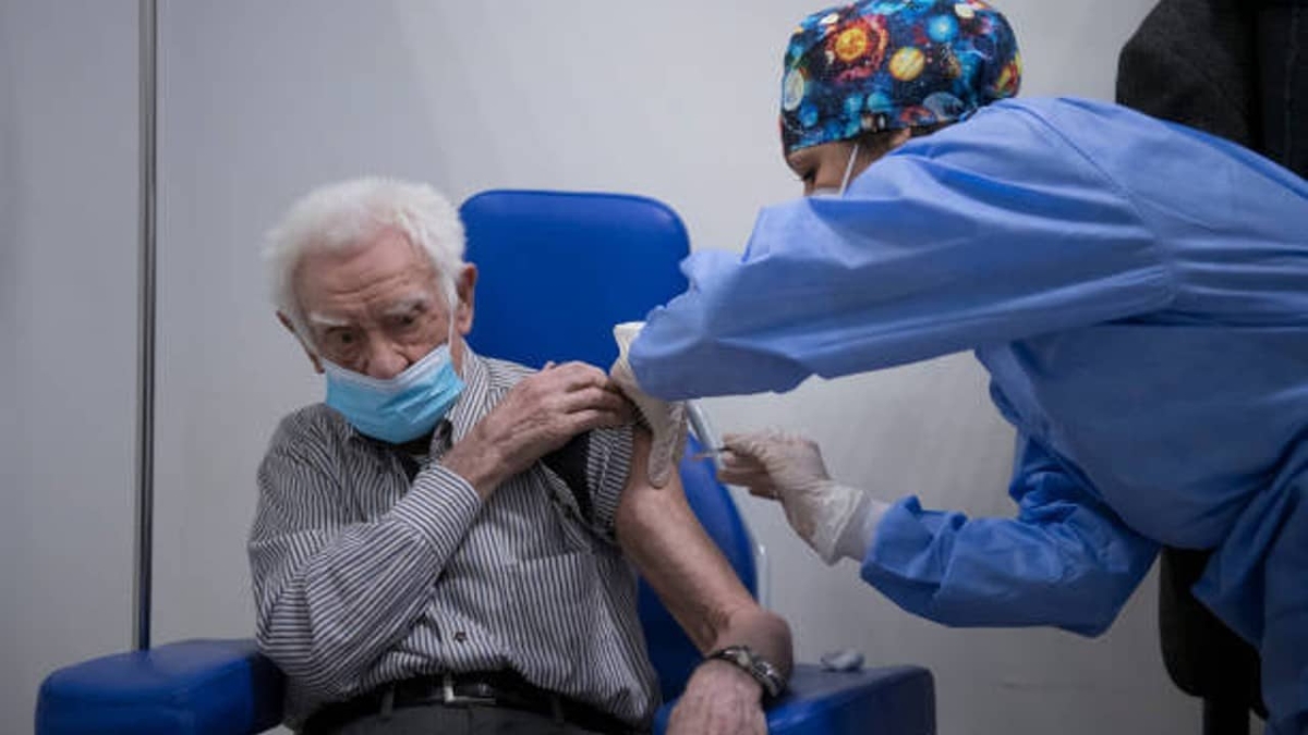 Italia prevé ampliar rango de edad para aplicar tercera dosis de vacuna COVID