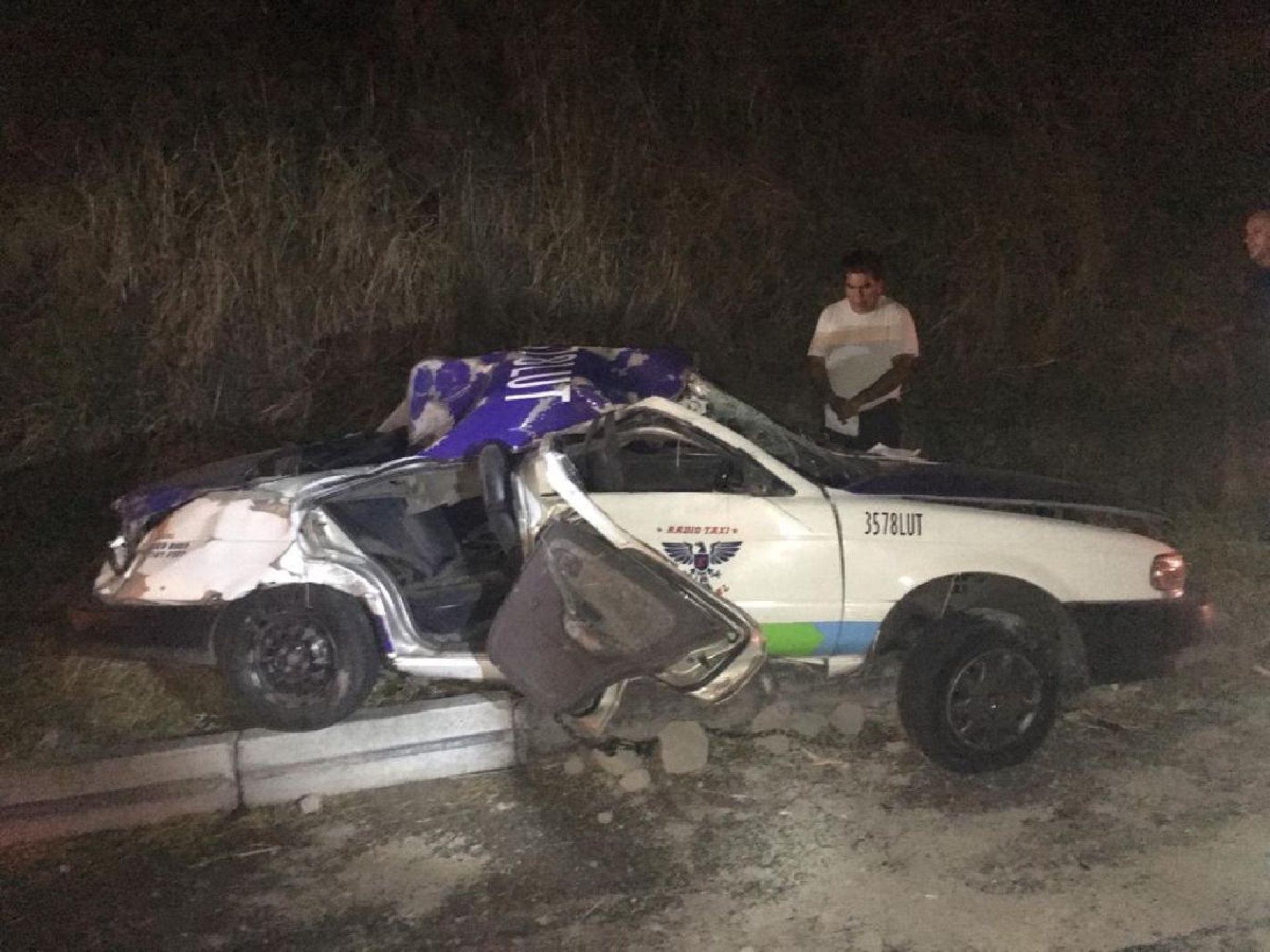 Volcadura de taxi deja un pasajero muerto