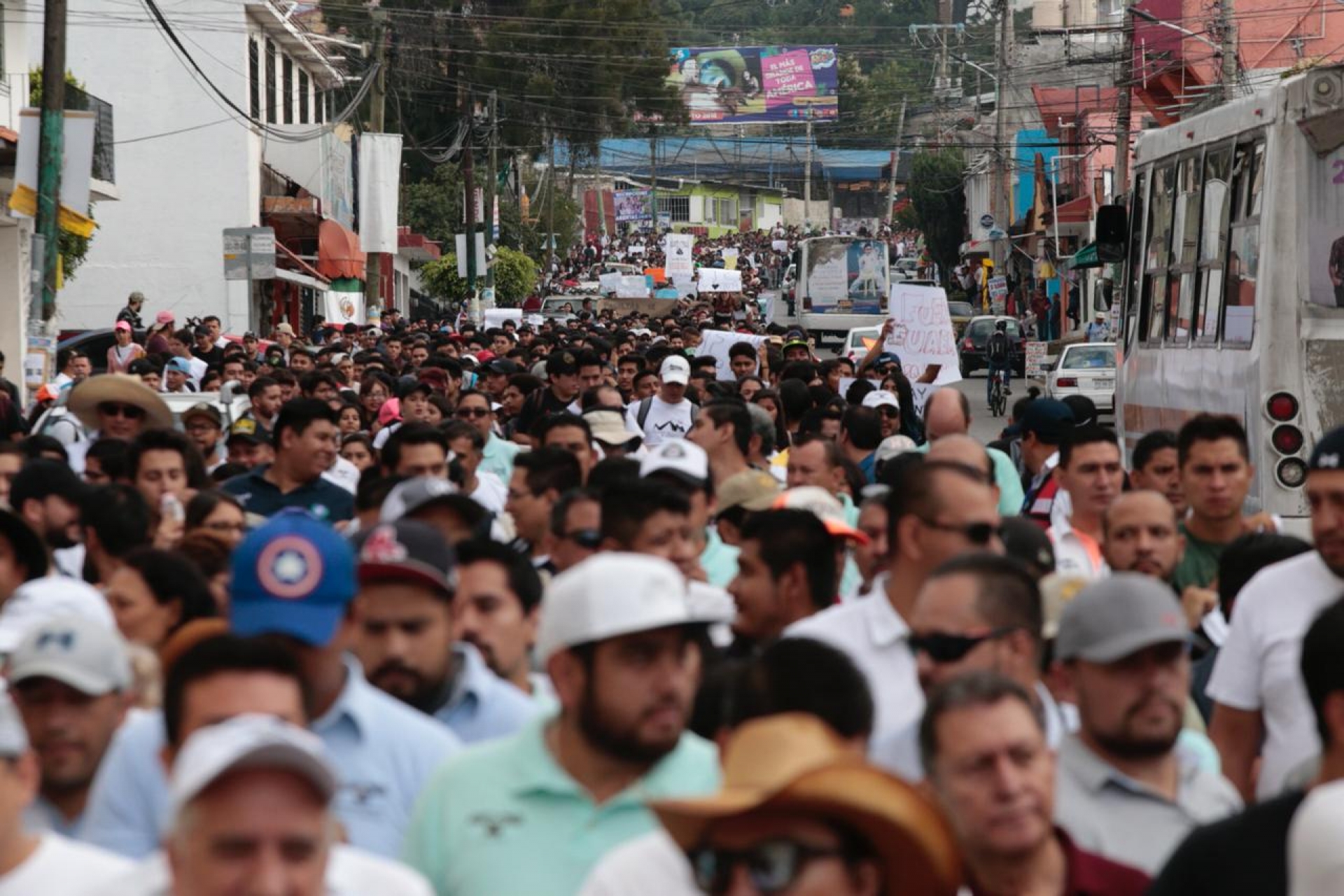 Marchan integrantes de STAUAEM y SITAUAEM