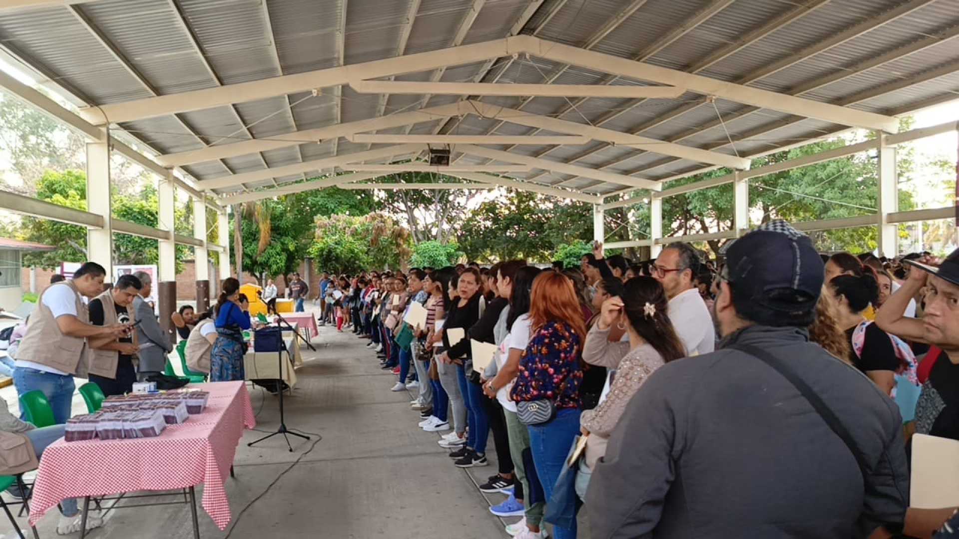 Entrega Bienestar tarjetas para beca 'Rita Cetina' en secundaria técnica 18