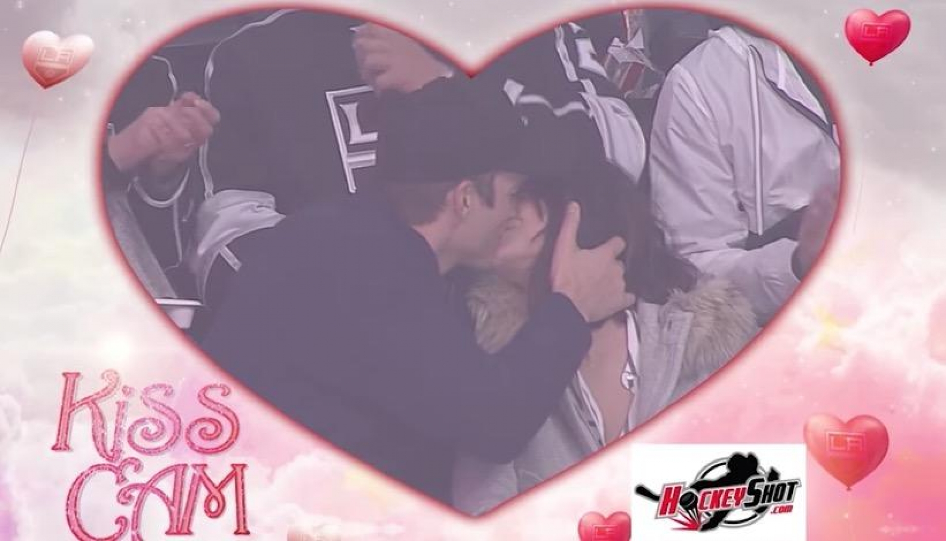 VIDEO: Romantico kiss cam que protagonizaron Ashton Kutcher y Mila Kunis