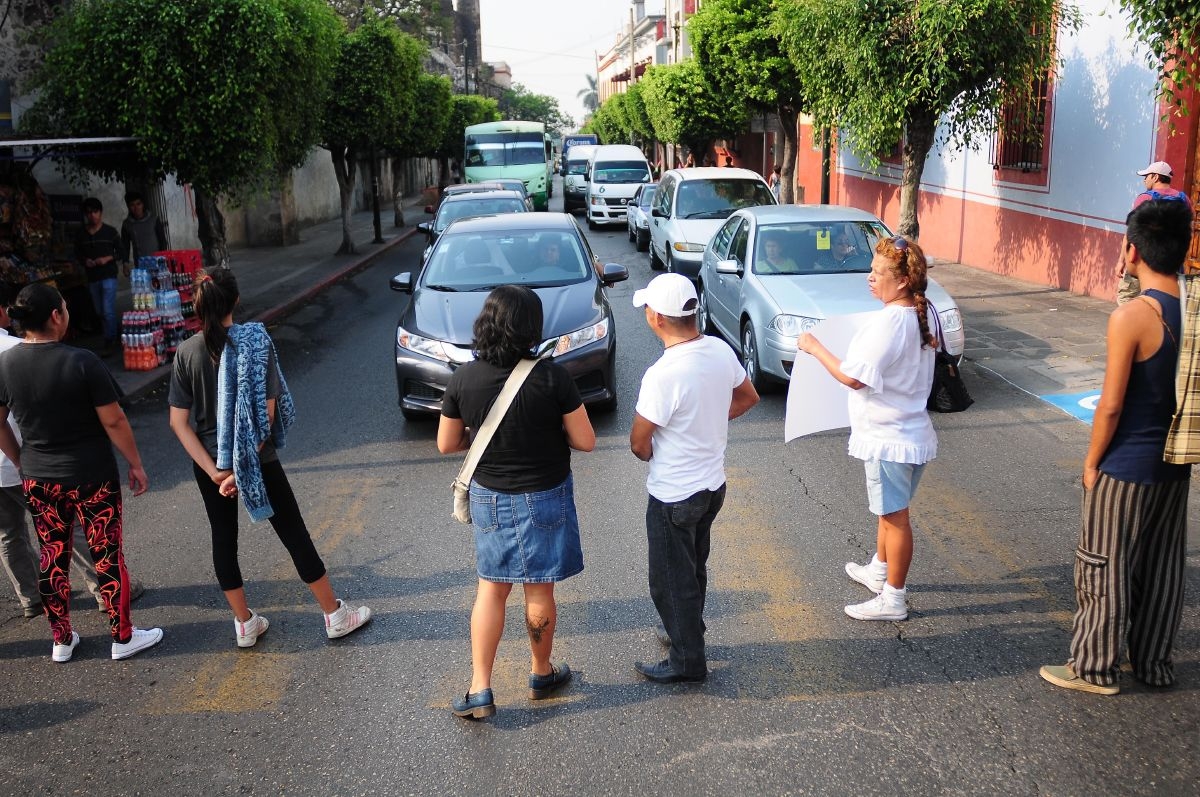 Artesanos bloquean la avenida Morelos; les impidieron vender