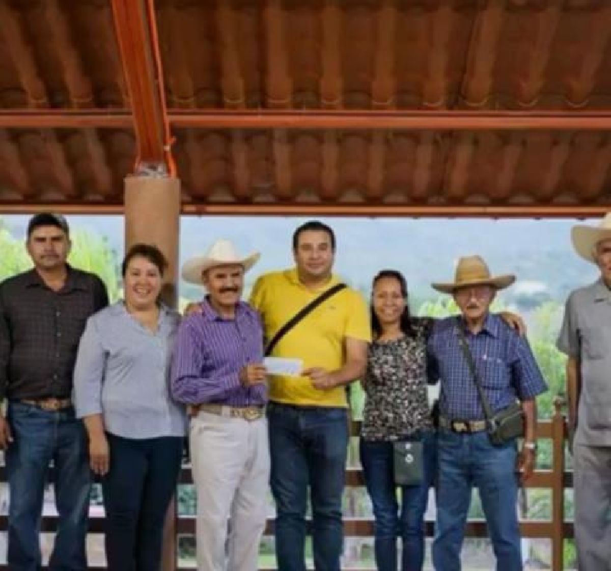 Édgar Muñoz Sanabria entregó apoyos del FAEDE a ejidatarios