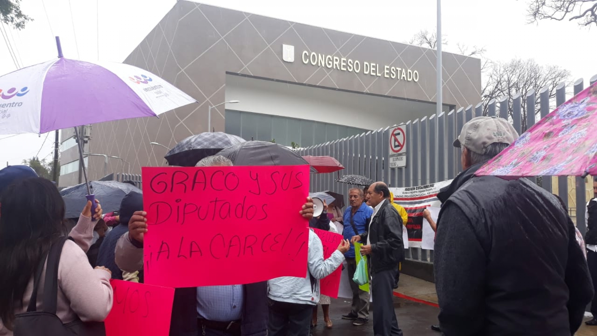 Protesta Asociación Cívica Morelense ante el Congreso