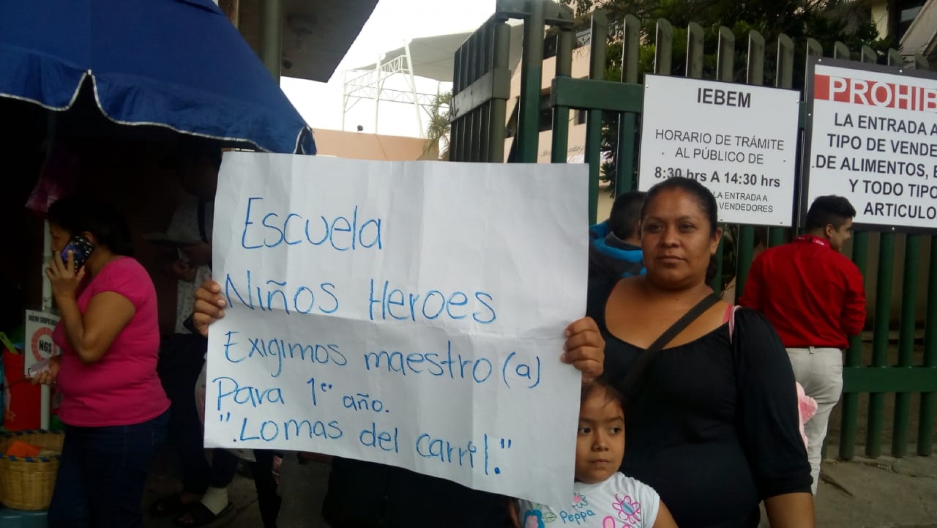 Padres de familia se manifiestan en el IEBEM
