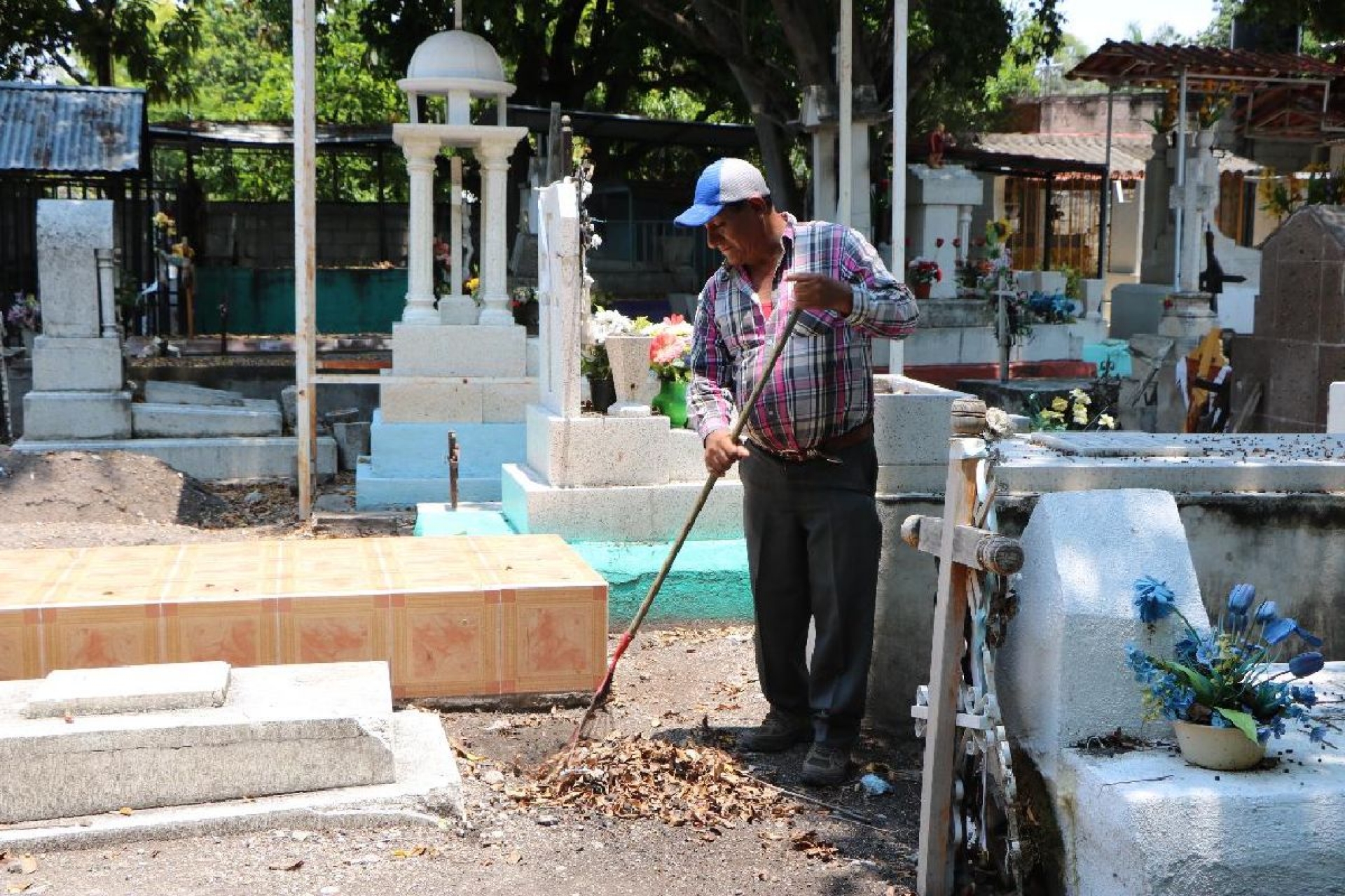 Vuelven a limpiar el panteón municipal de Tlaltizapán