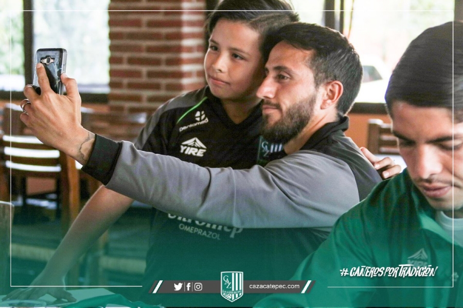 Jugadores de Atlético Zacatepec realizan firma de autógrafos en Cuernavaca