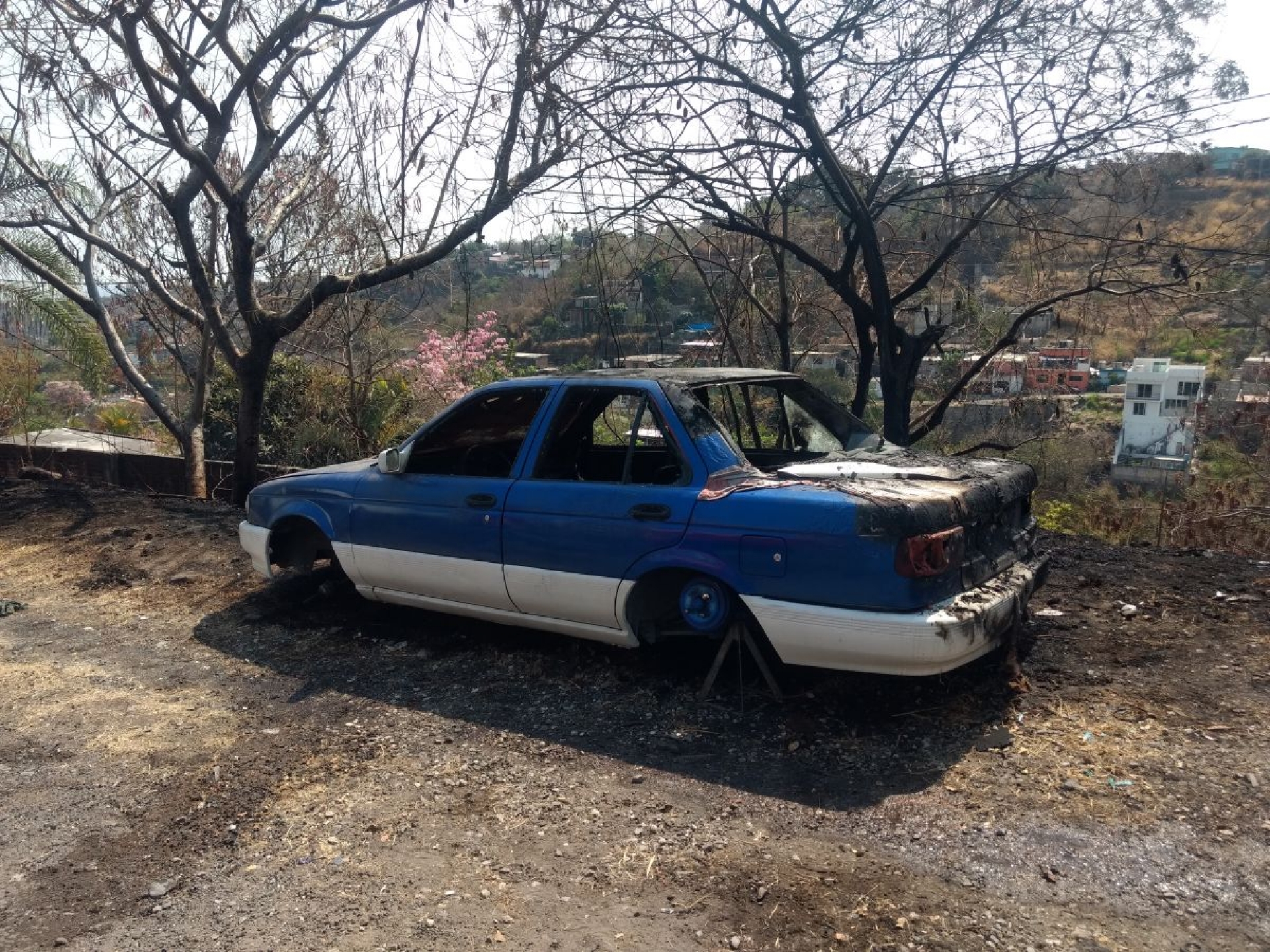 Incendio causa daños a dos vehículos