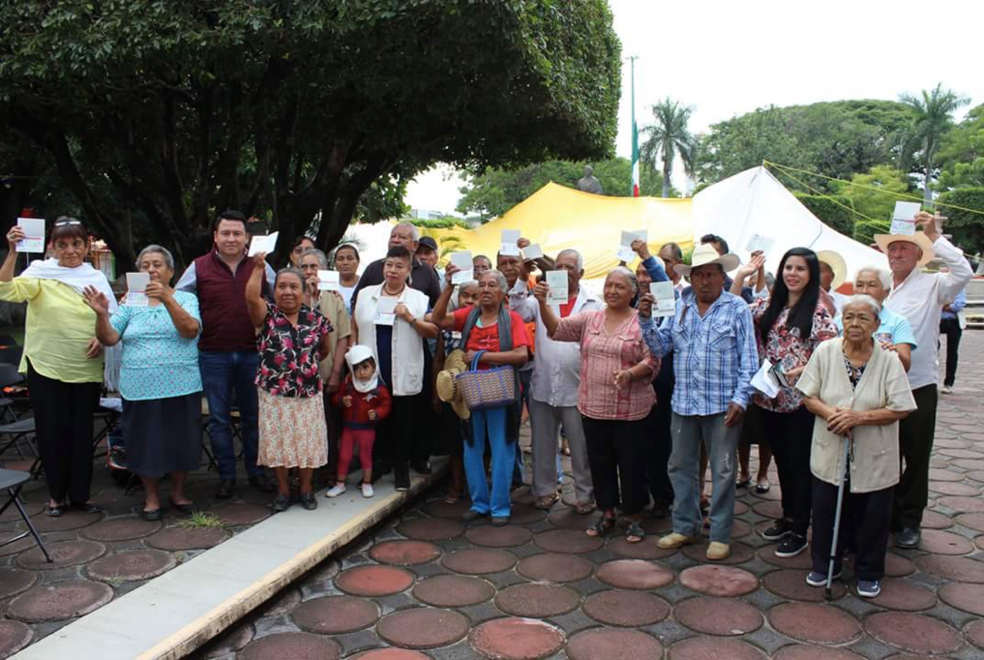 Entrega Jantetelco visas a adultos mayores