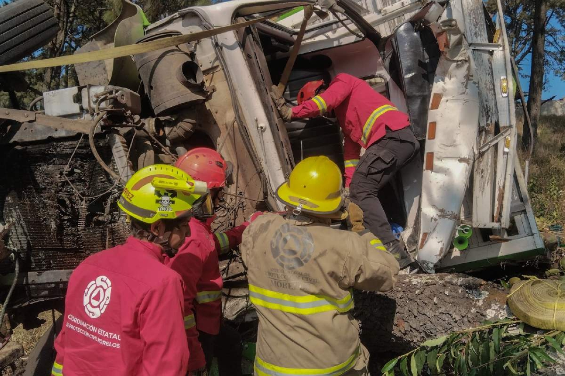 Volcadura deja un muerto y dos heridos