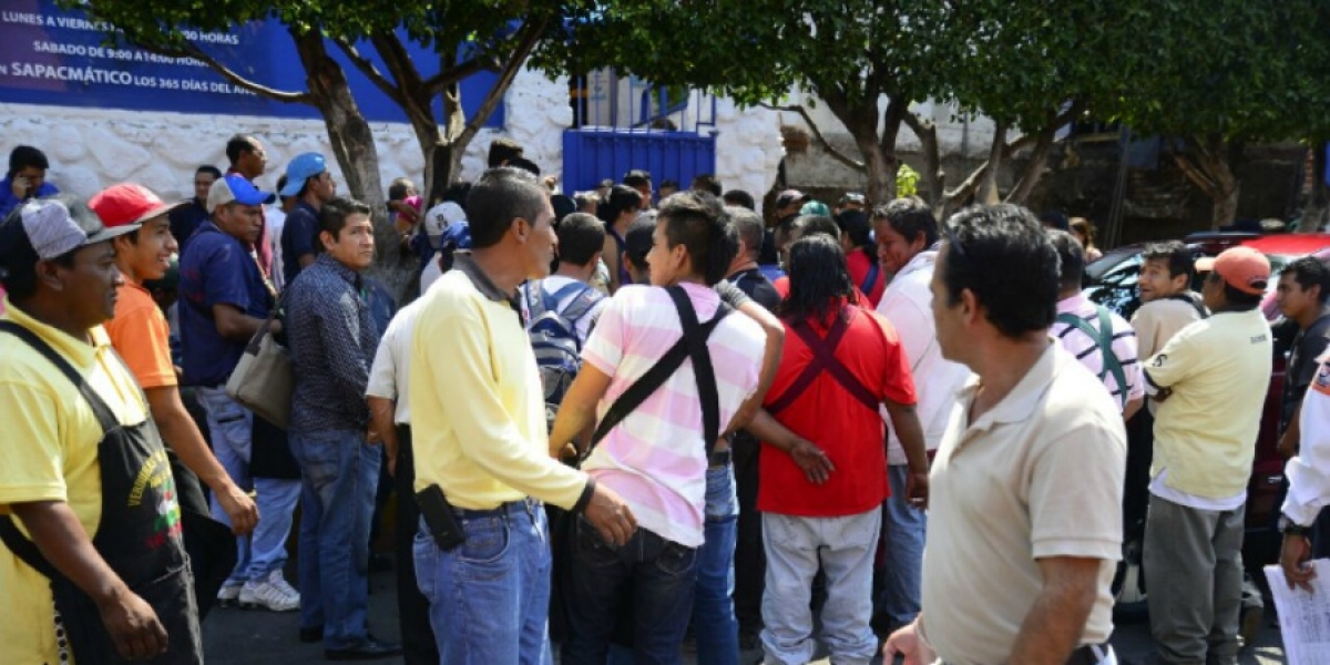 Se manifiestan comerciantes del ALM en el SAPAC