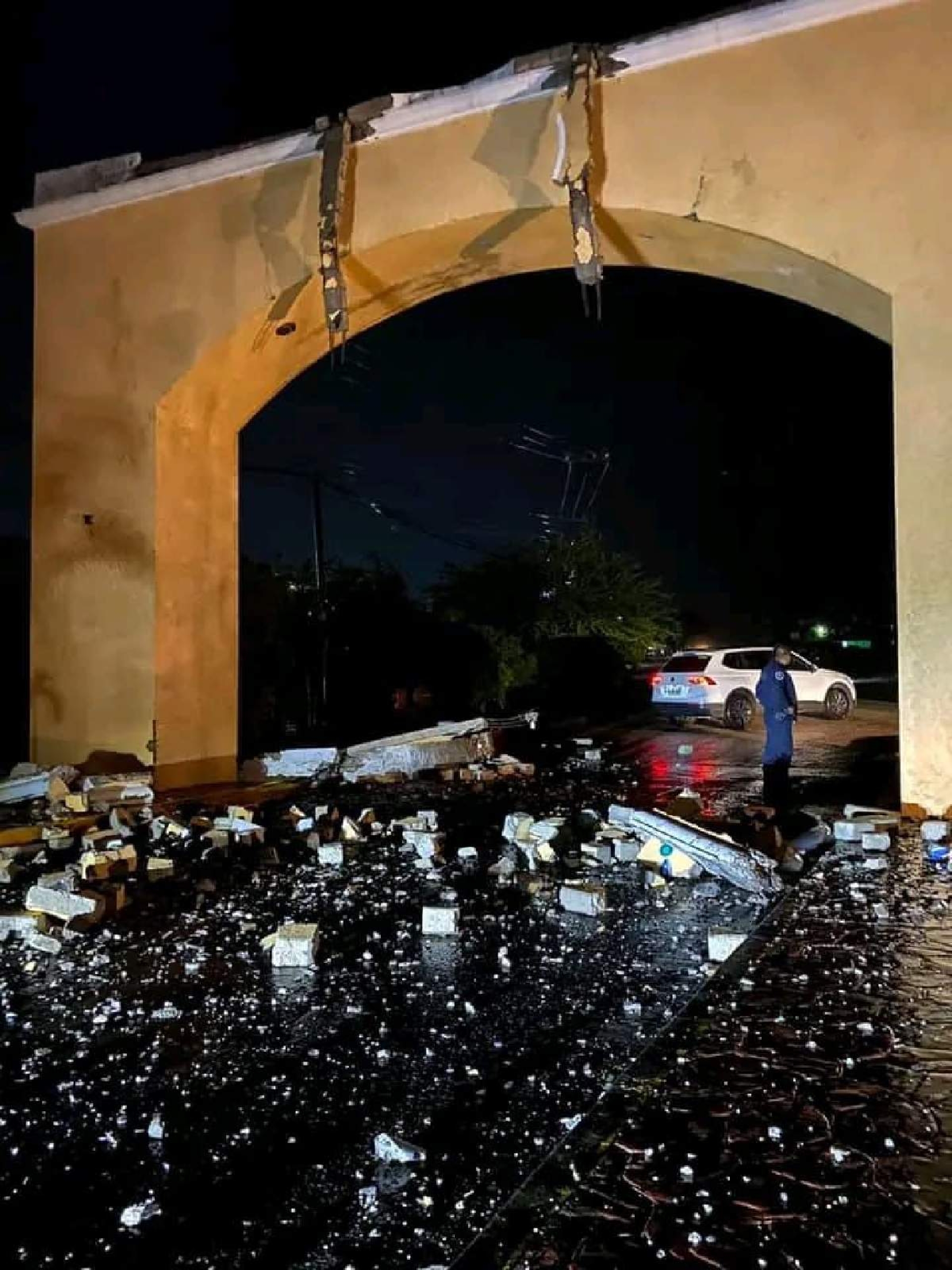 Cae parte del arco de bienvenida en Atotonilco