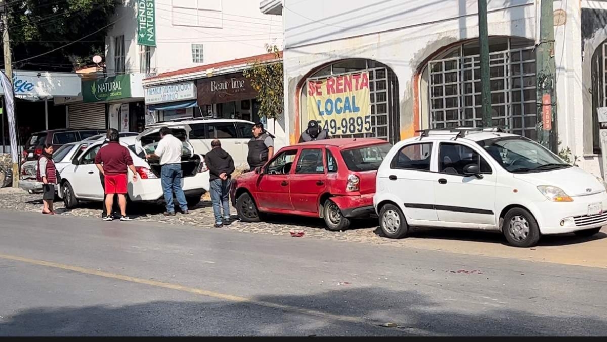 Choque entre tres vehículos deja dos lesionados