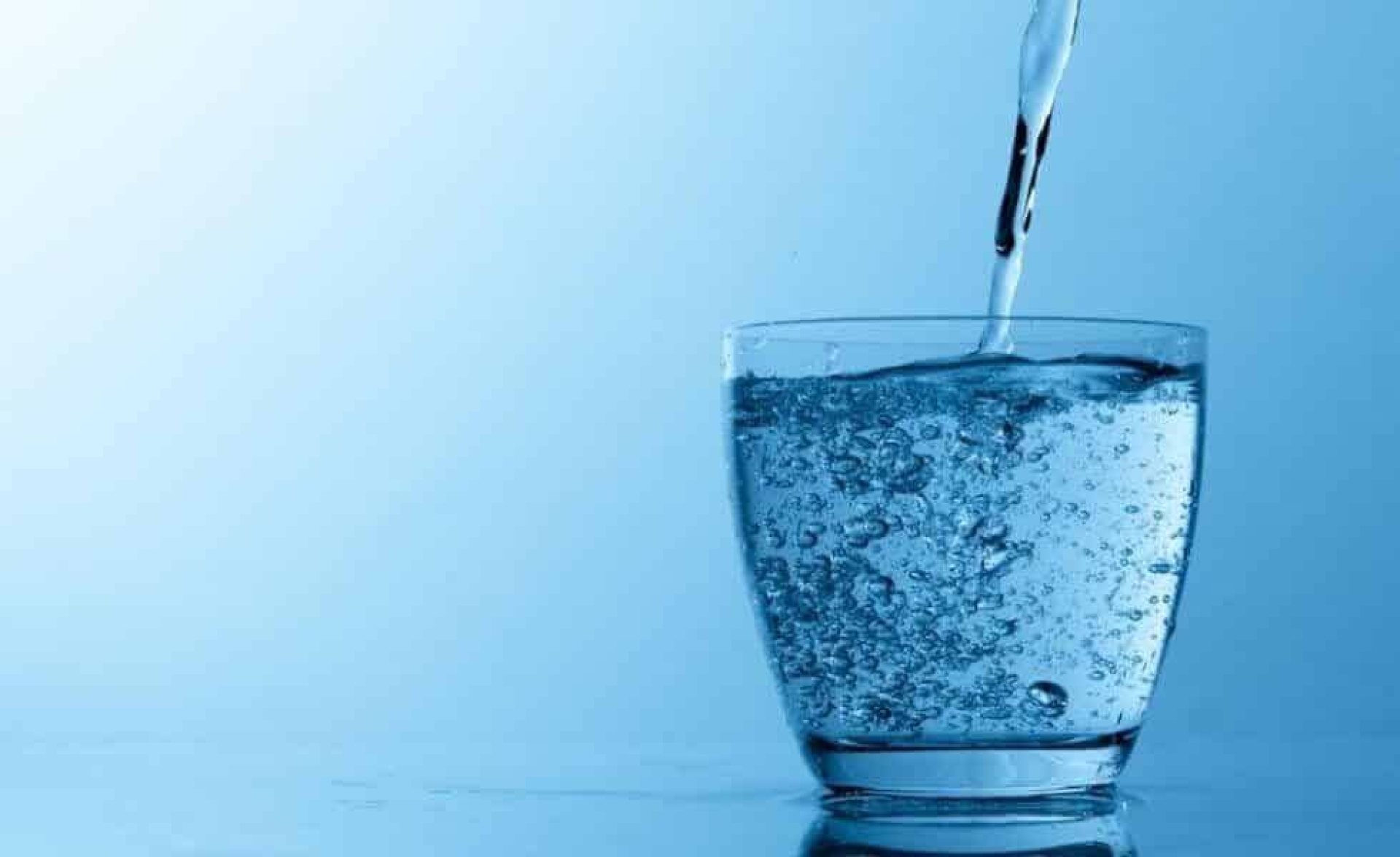 ¿El agua mineral "pica" los dientes? Desmentimos el mito