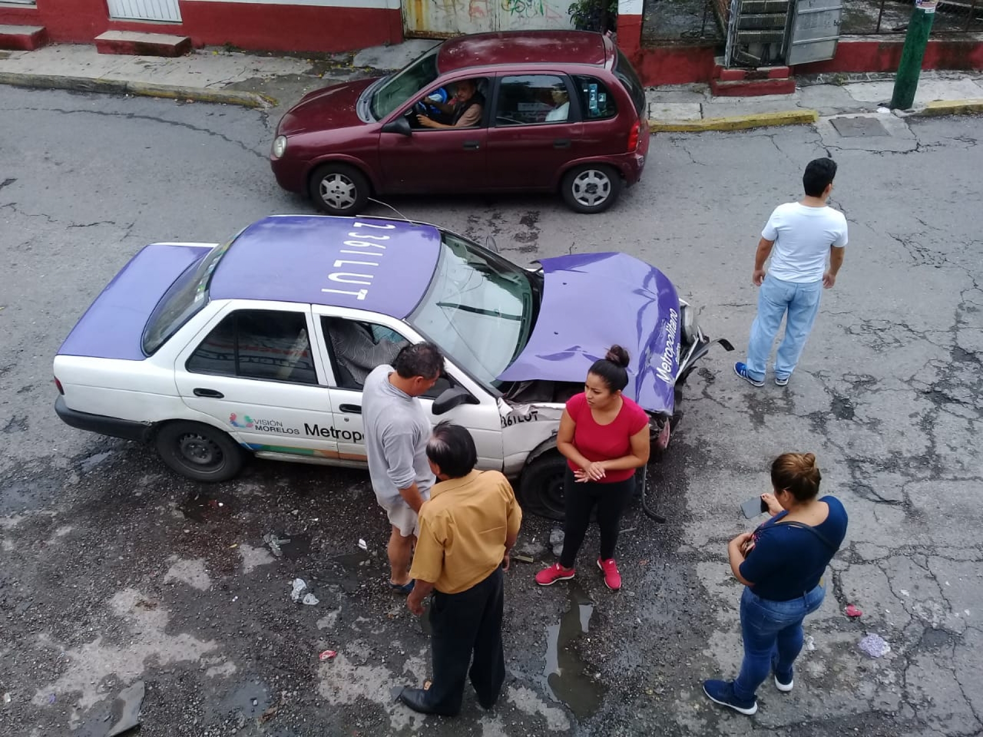 Falla mecánica ocasiona choque de autos en la Lagunilla