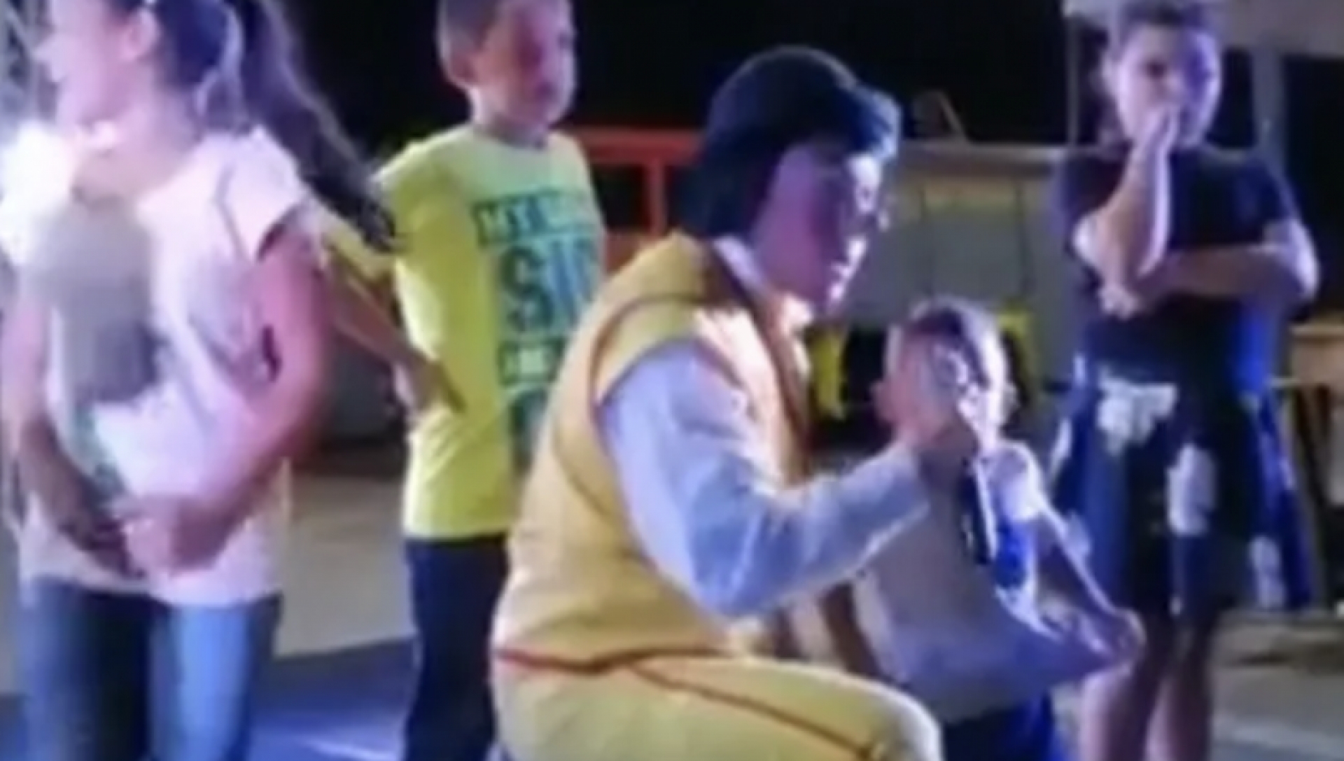 VIDEO: Niño dice que sacó lo guapo de un amigo de su papá