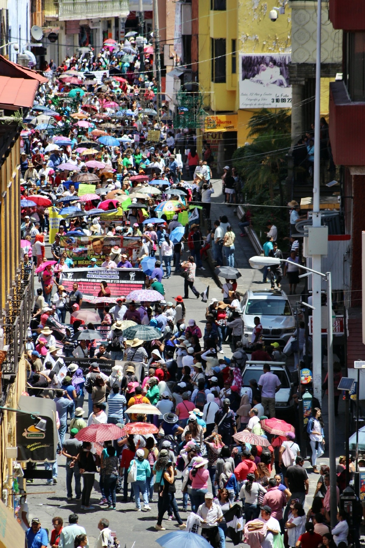Marchan miles de maestros contra reforma educativa y despidos
