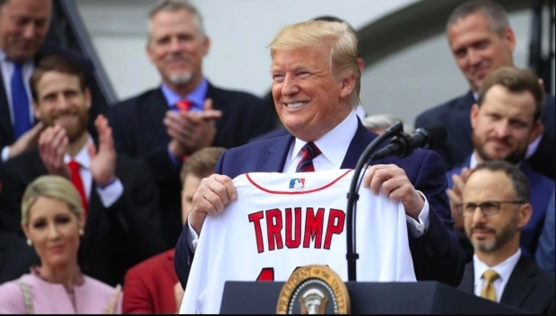 Trump amaga con imponer más aranceles a China