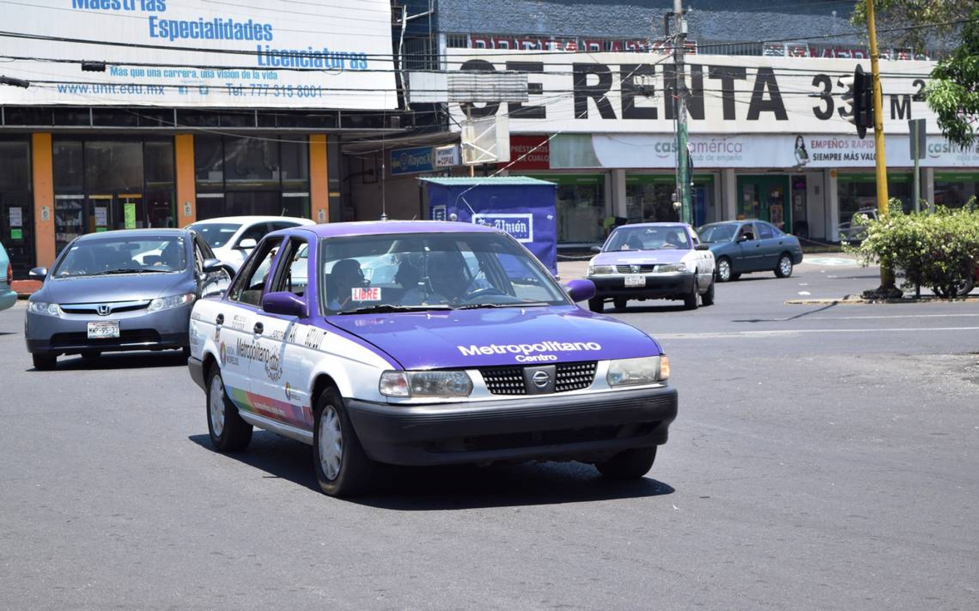 Apenas mil 500 taxis dan servicio en la zona conurbada