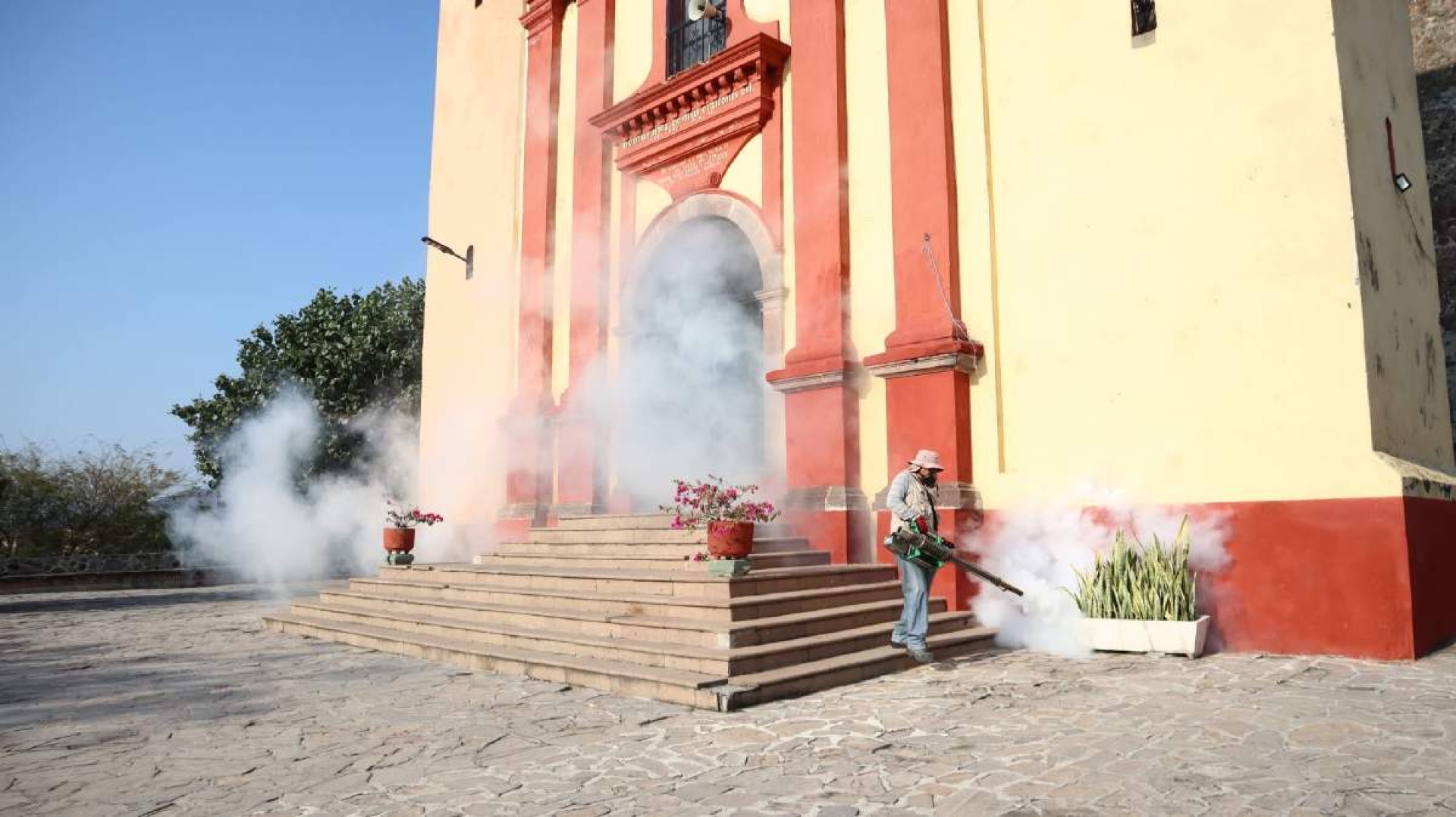 Realizan jornada de fumigación previa a Feria de La Loma
