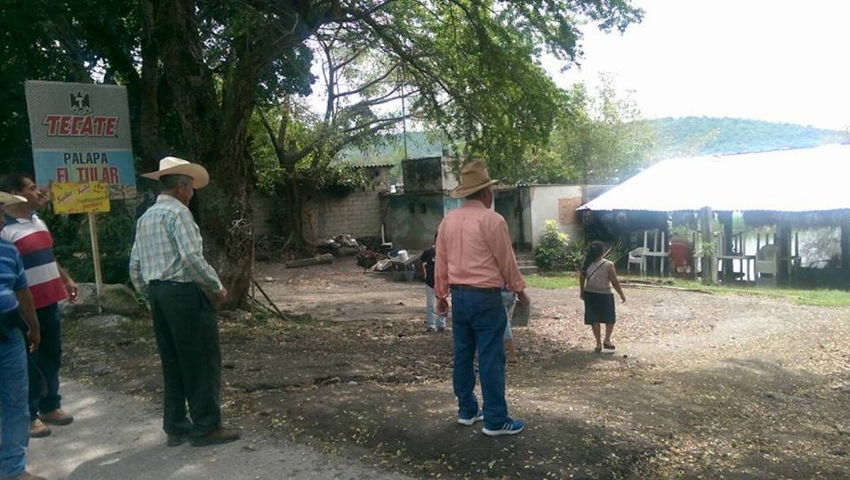 Difunden pescadores y ejidatarios prohibición de tirar escombro en la laguna de Coatetelco