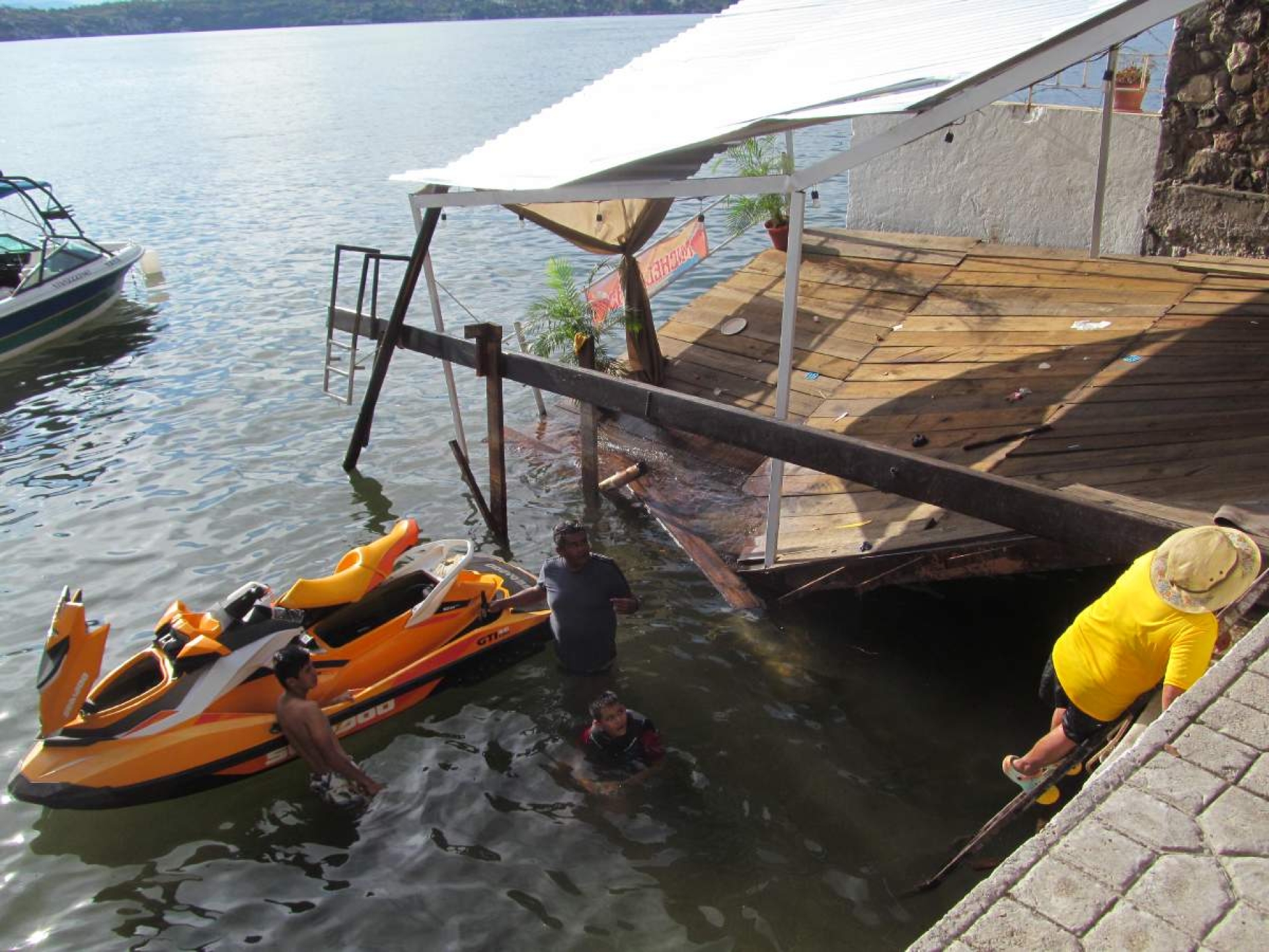 Colapsa muelle durante Fiesta del Señor de la Ascensión en Tequesquitengo