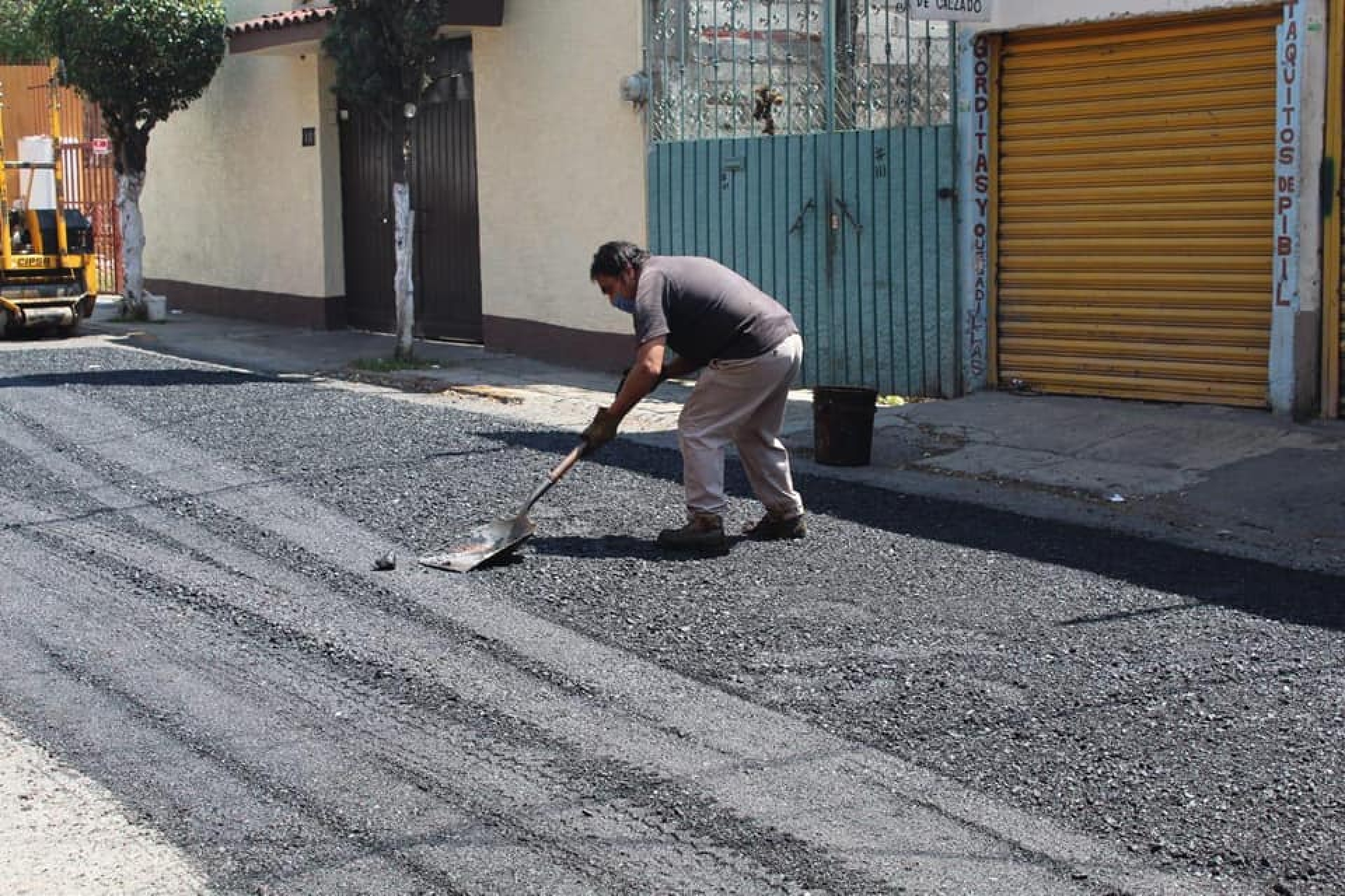 Bachean y renivelan vialidades en la colonia Alta Vista