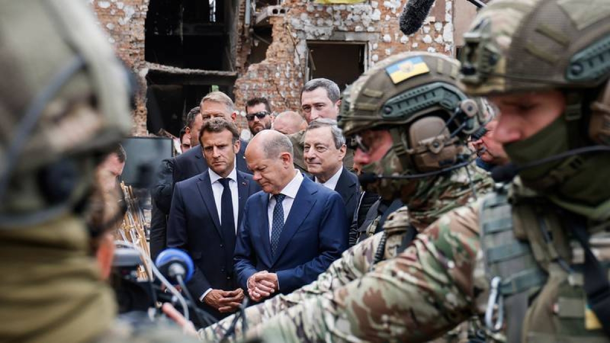 Emmanuel Macron visita Kiev y denuncia ‘indícios de crímenes de guerra’
