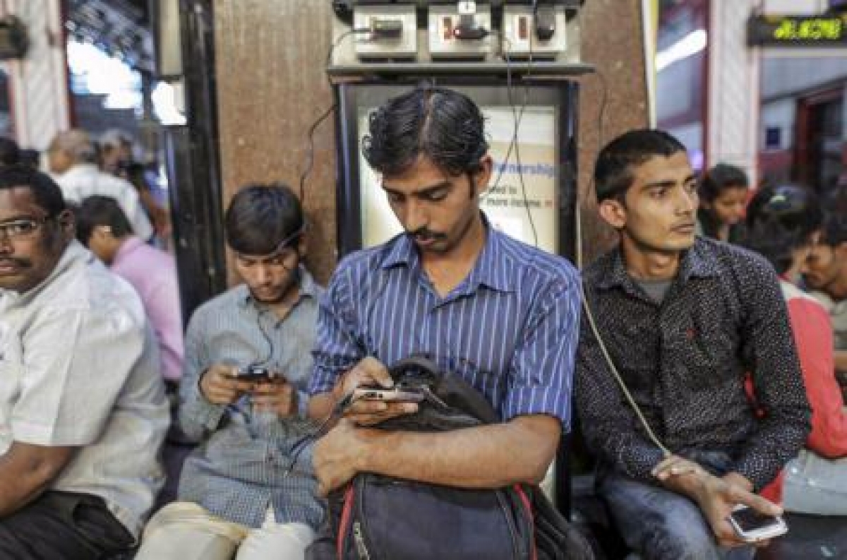 Google gana a Facebook en su camino por conectar a India