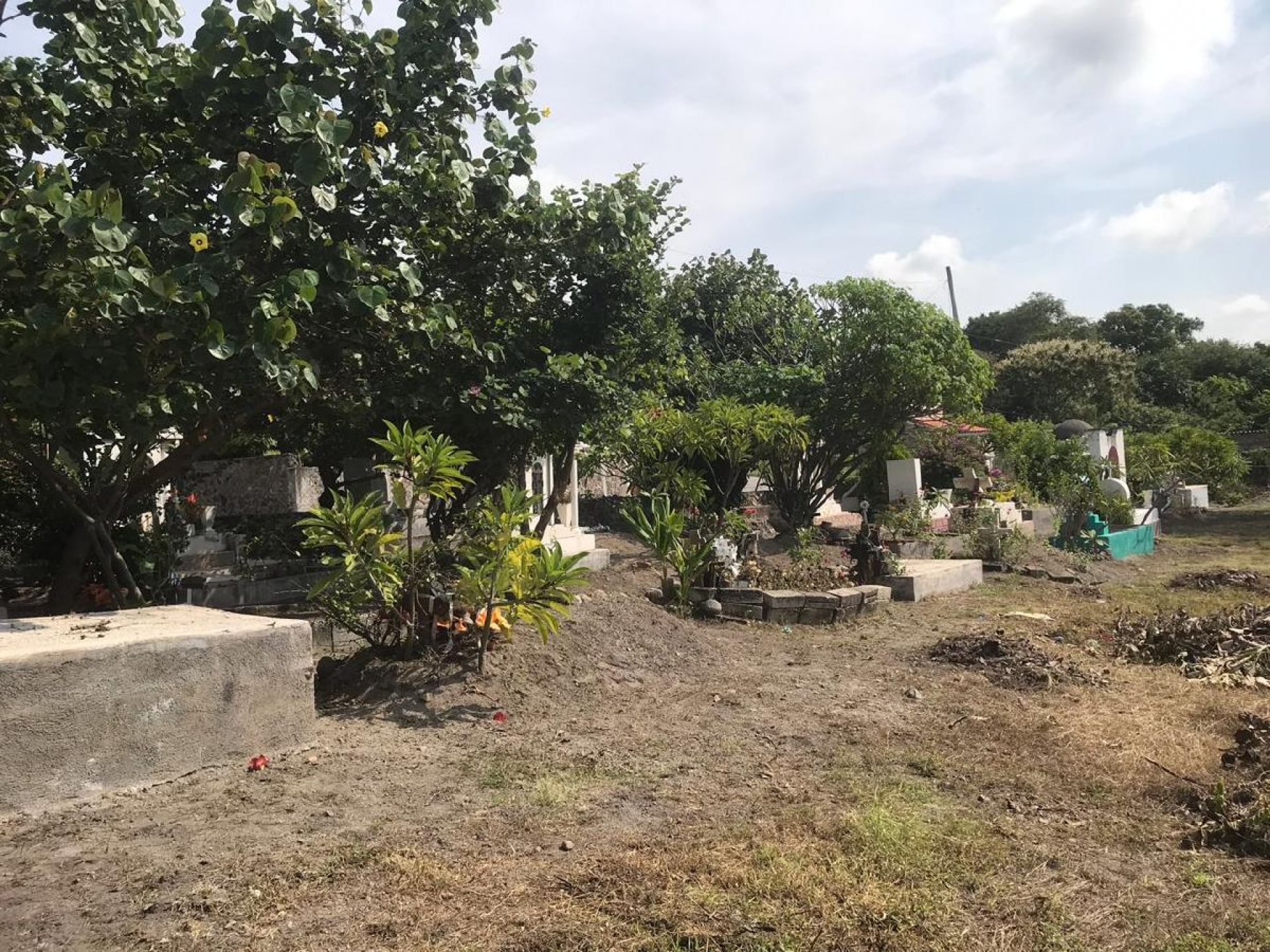 Limpian panteones de Tlaltizapán para Días de Muertos