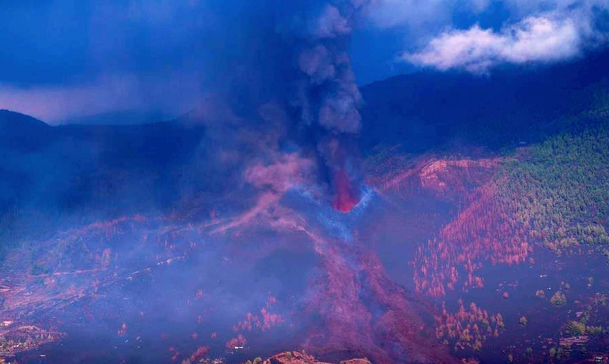 Lava del volcán "Cumbre Vieja" avanza lenta y peligrosamente
