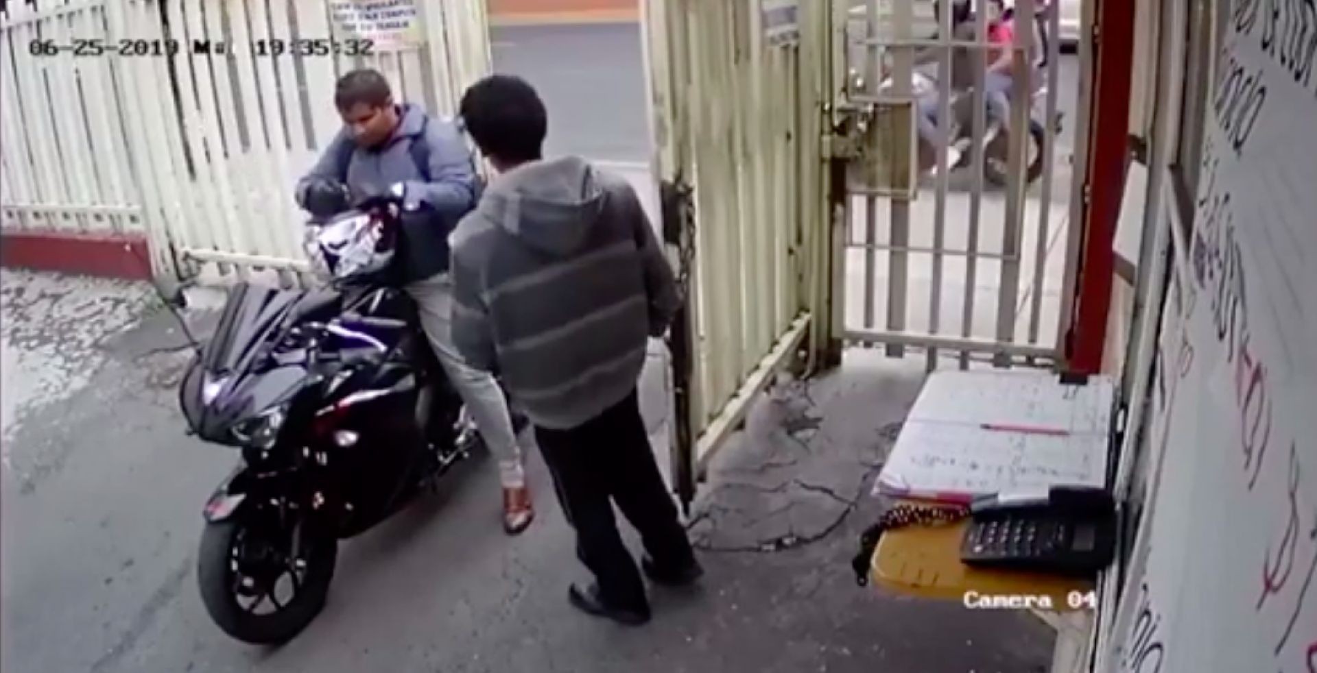 VIDEO: En menos de 40 segundos, dos sujetos despojan de una moto a su dueño en La Viga, CDMX