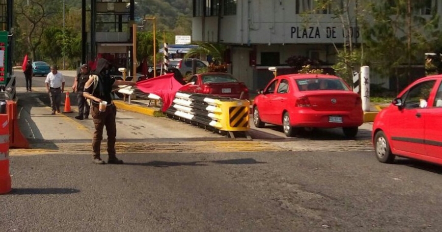 Con apertura de caseta, protestan contra proyectos oficiales