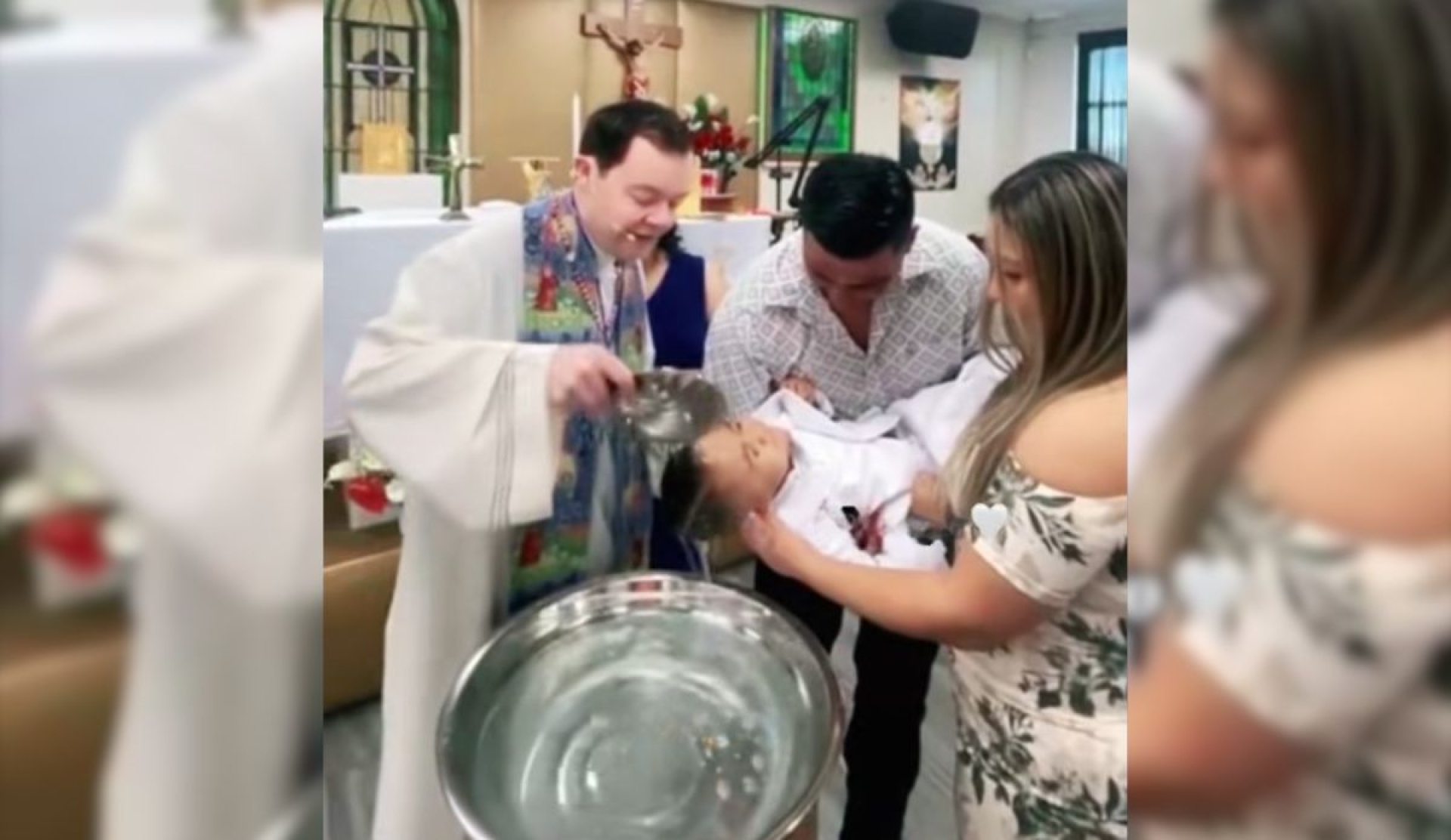 Sacerdote provoca risas en TikTok por bautizo de bebé con nombre en inglés