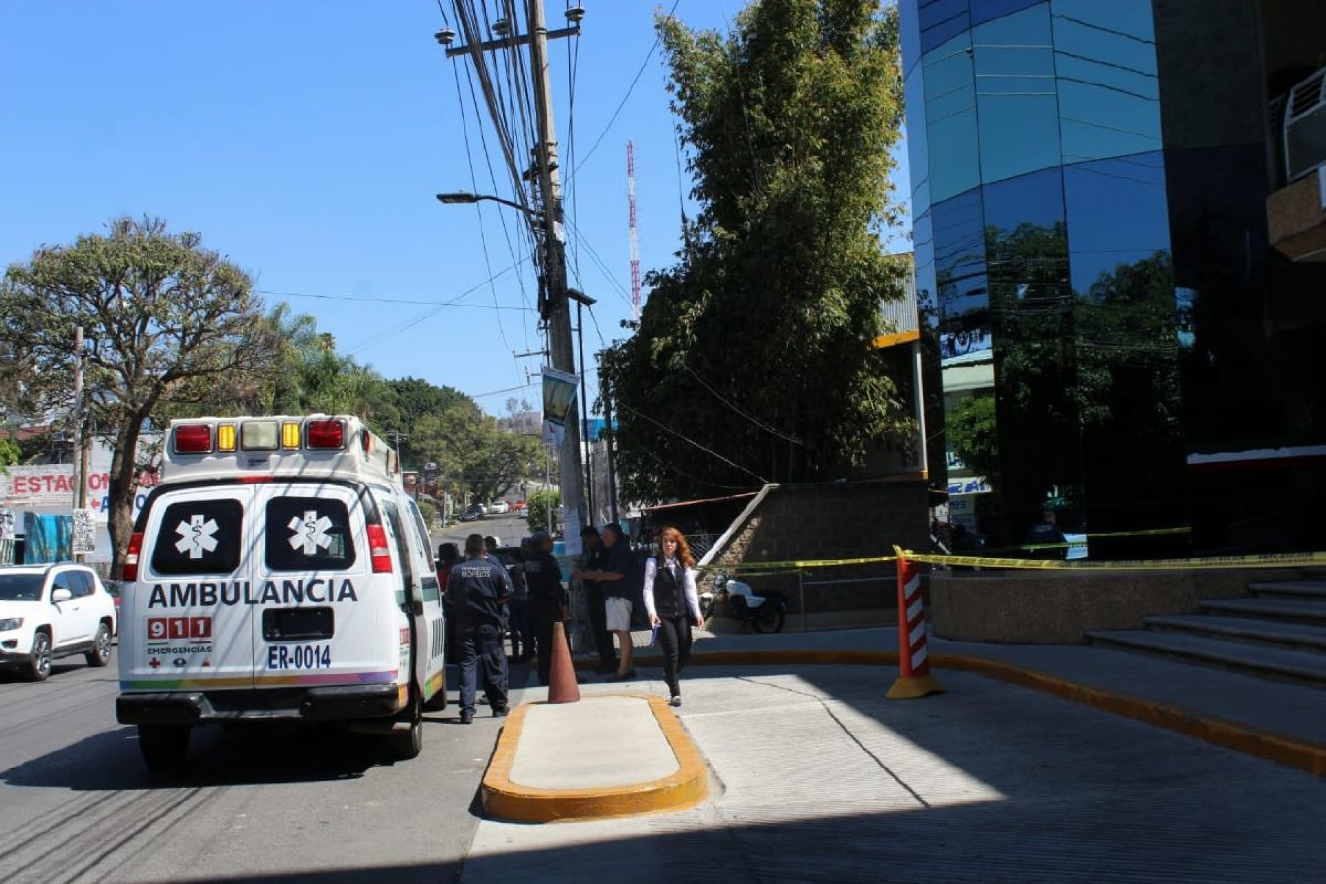 Roban 100 mil pesos a una mujer afuera del SAT