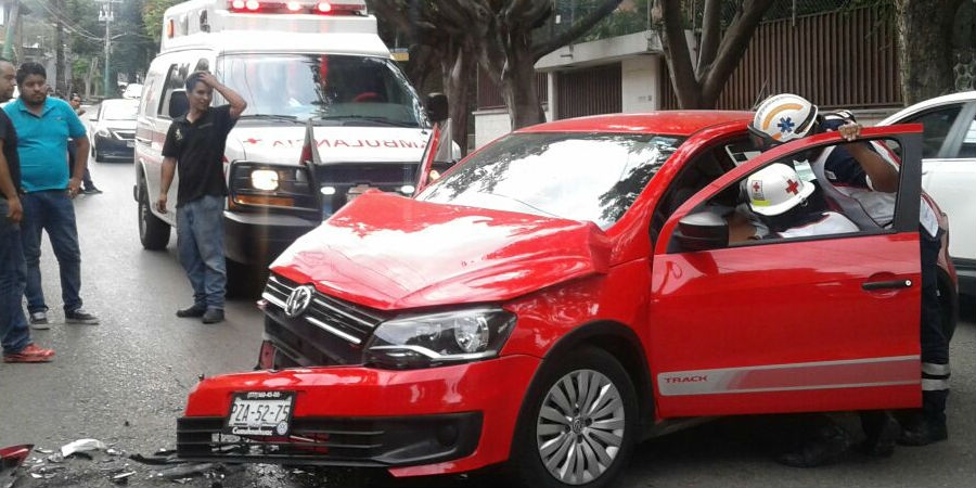 Se impacta vehículo contra poste, en Jardines de Cuernavaca