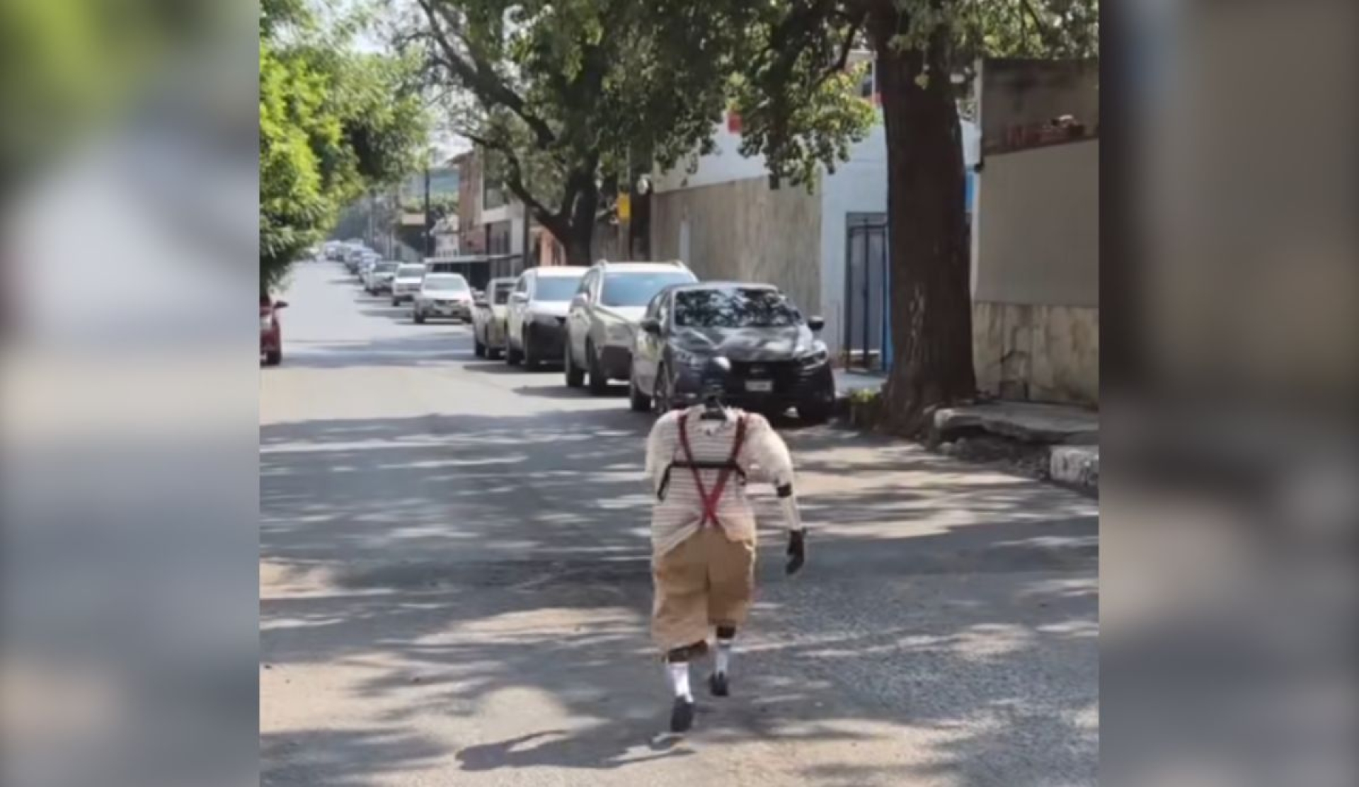Robot disfrazado del Chavo del 8 sorprende corriendo por calles de Tamaulipas